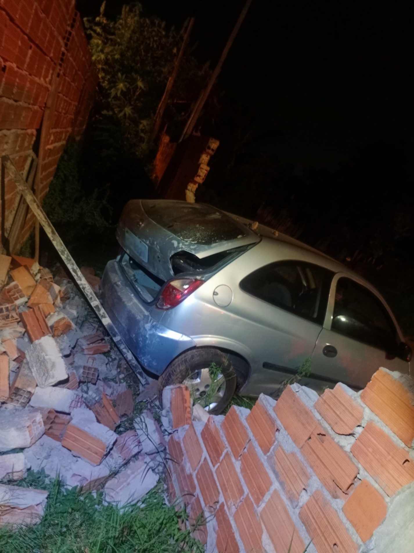 O motorista perdeu o controle da direção e colidiu contra o muro de um imóvel
