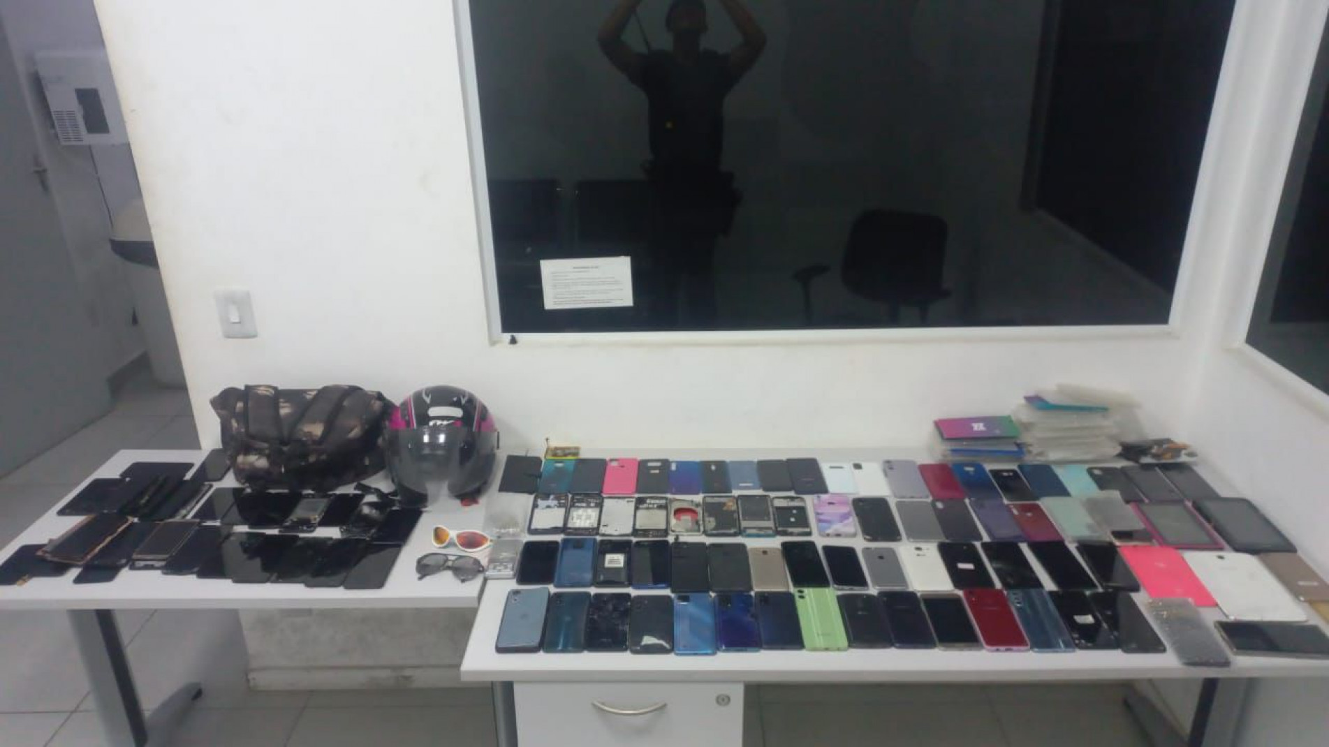 Ao todo, foram apreendidos 33 aparelhos celulares, 44 telas, 10 aros, 23 tampas traseiras e três capinhas