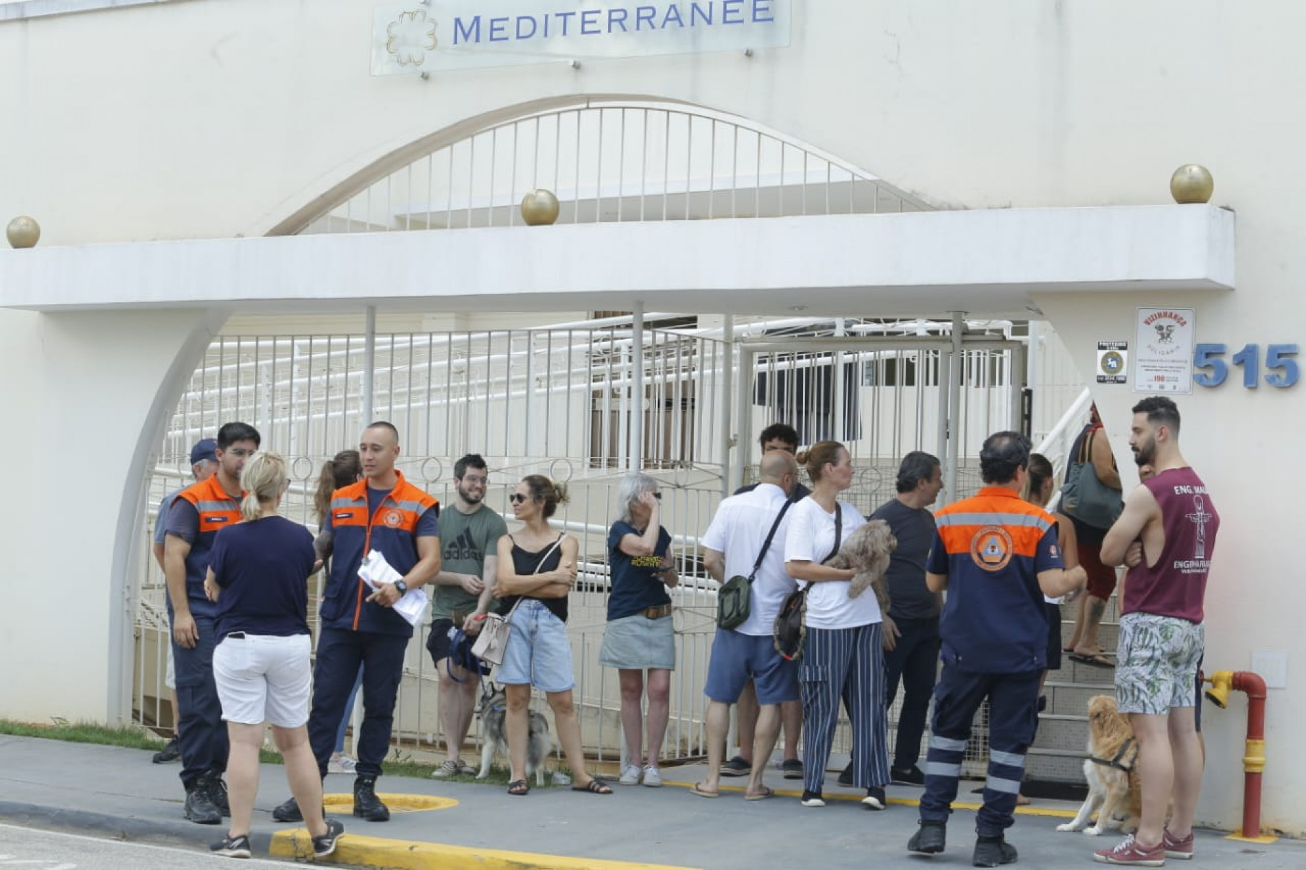 
Após o combate às chamas, os bombeiros realizaram o rescaldo e liberaram o local