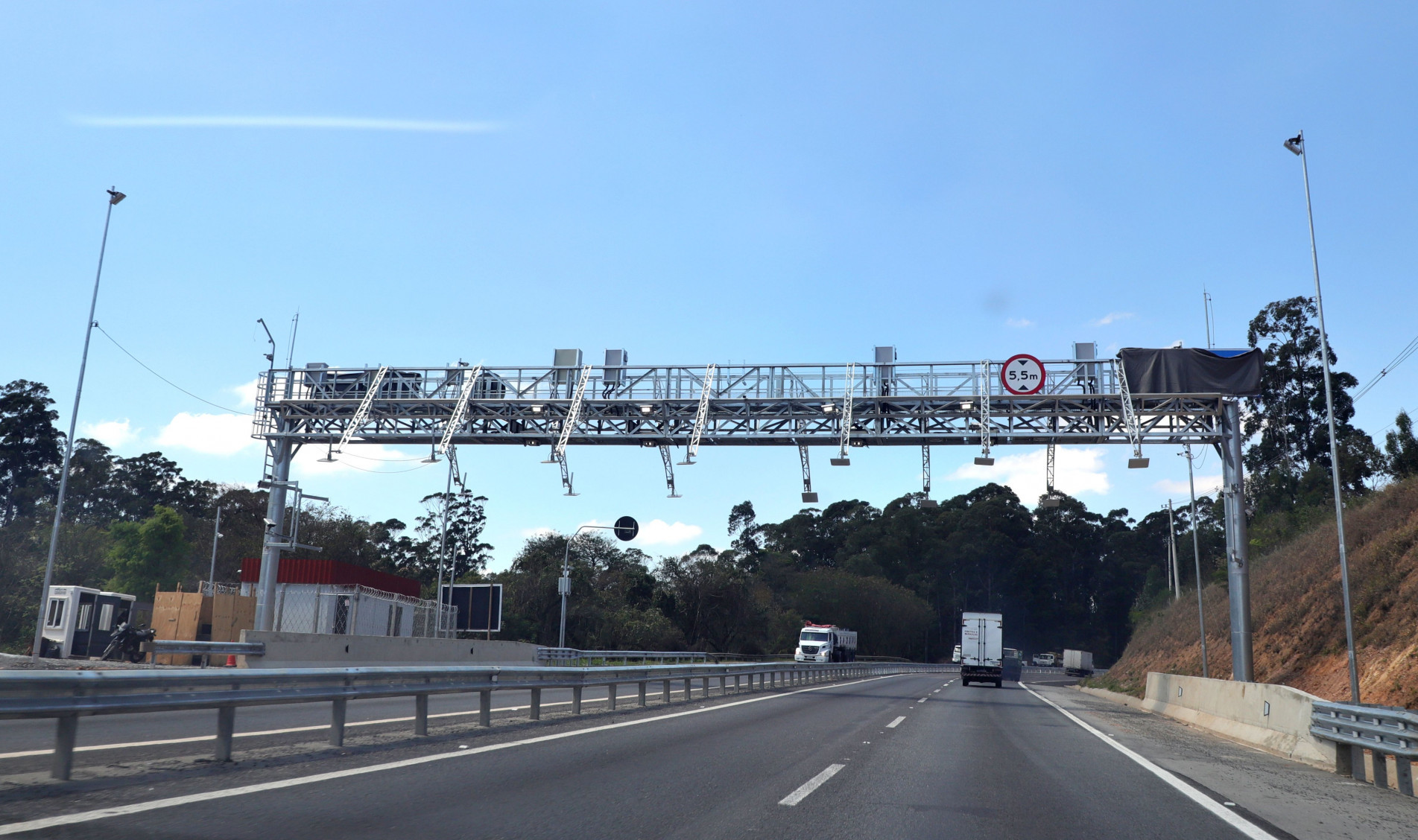 Motoristas com TAG eletrônica têm a tarifa debitada automaticamente. Já aqueles sem TAG têm a passagem identificada pela placa do veículo e podem efetuar o pagamento posteriormente pelos canais oficiais.