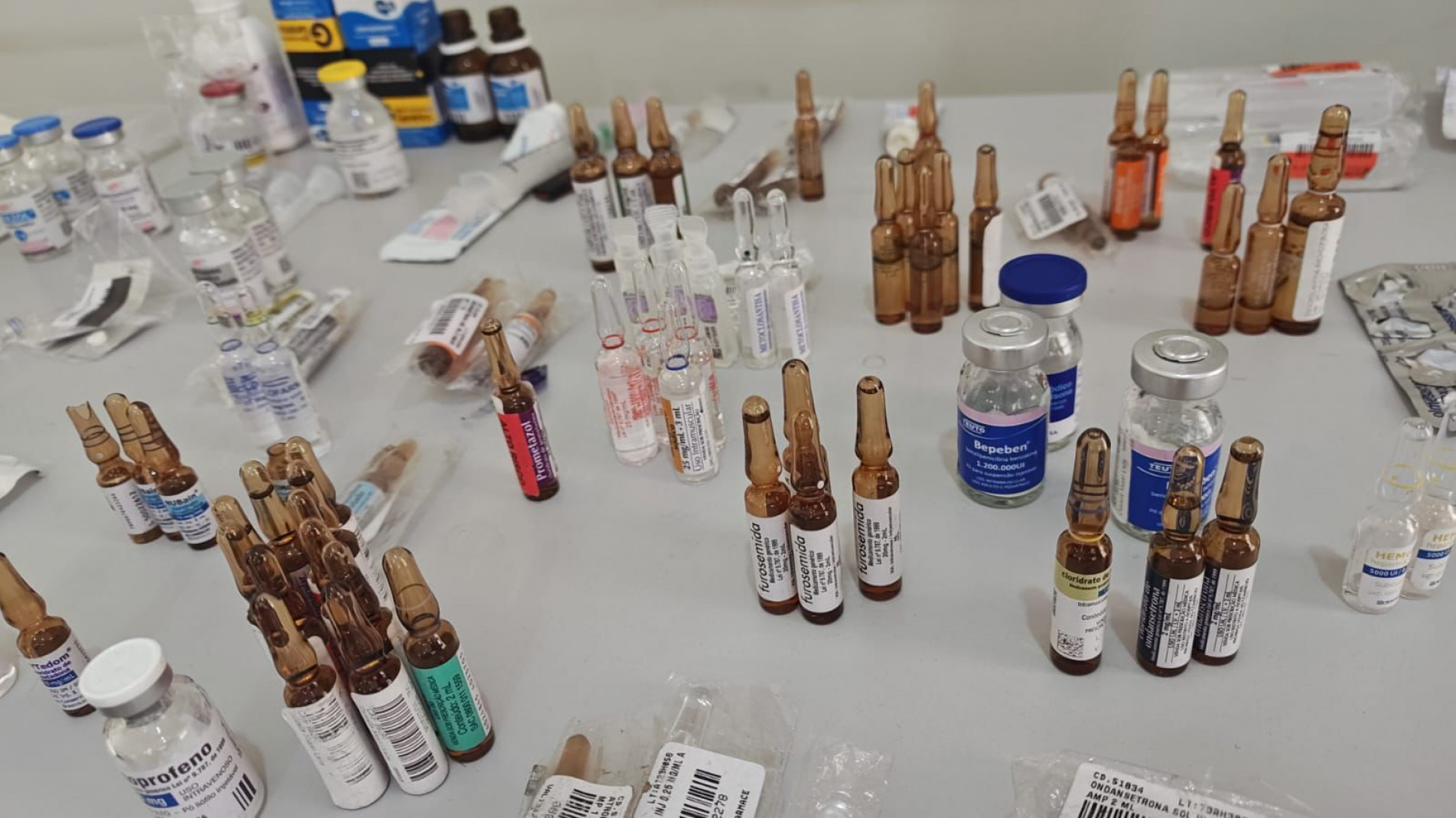 Além dos medicamentos e dos insumos hospitalares, os policiais recolheram um celular e um computador, que devem passar por análise