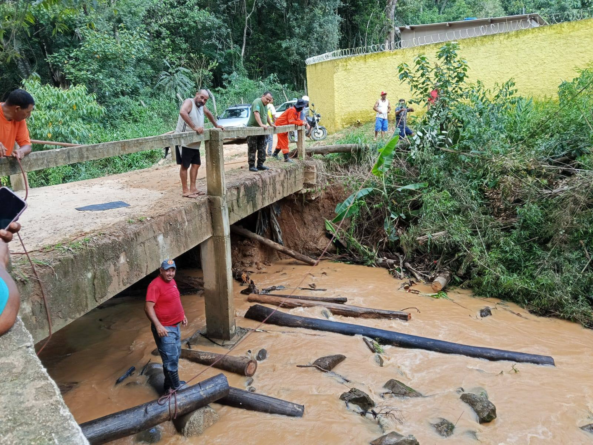 Chuva forte na tarde desta terça-feira (30) derrubou ponte em Mairinque