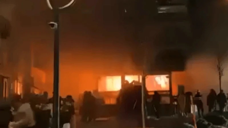 Imagens divulgadas nas redes sociais, aparentemente capturadas da rua em frente ao local, mostram um incêndio dentro do que seria o bar, que realizava comemorações de Ano Novo. 