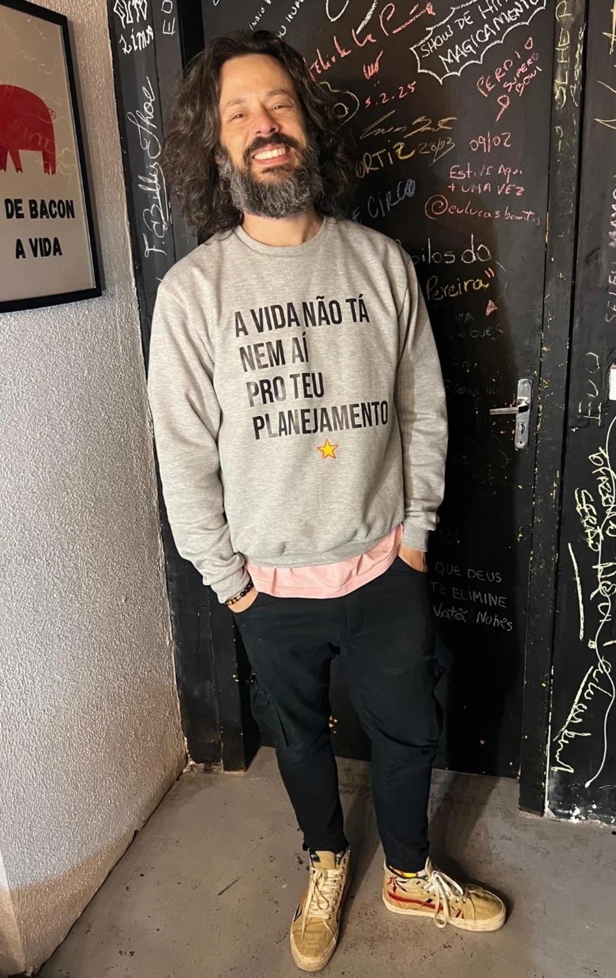  O comediante sobe ao palco para contar o que está acontecendo atualmente na sua vida