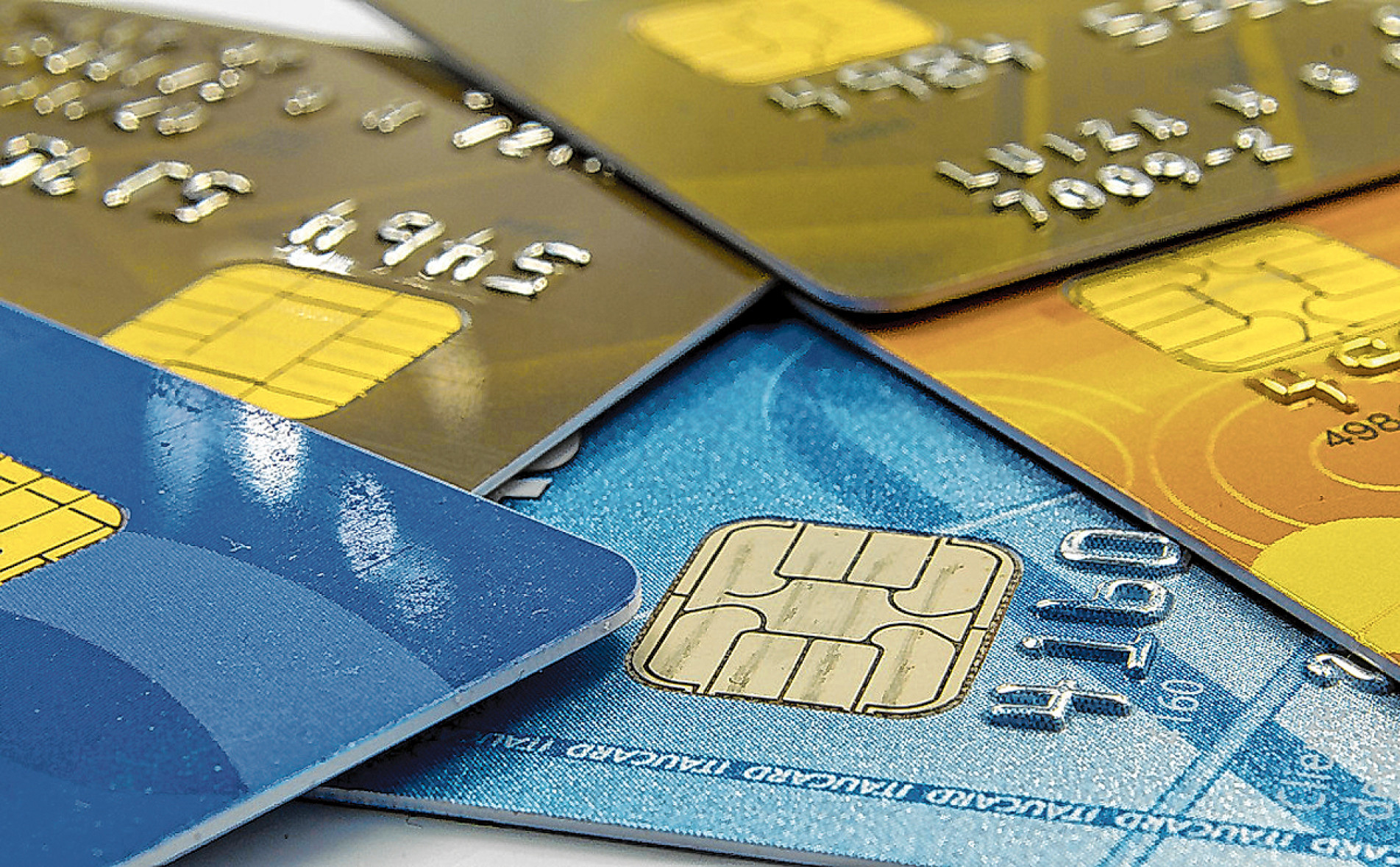 Boletos e carnês se acumulam e deve-se tomar cuidado para 
não ficar com dívida no cartão de crédito
