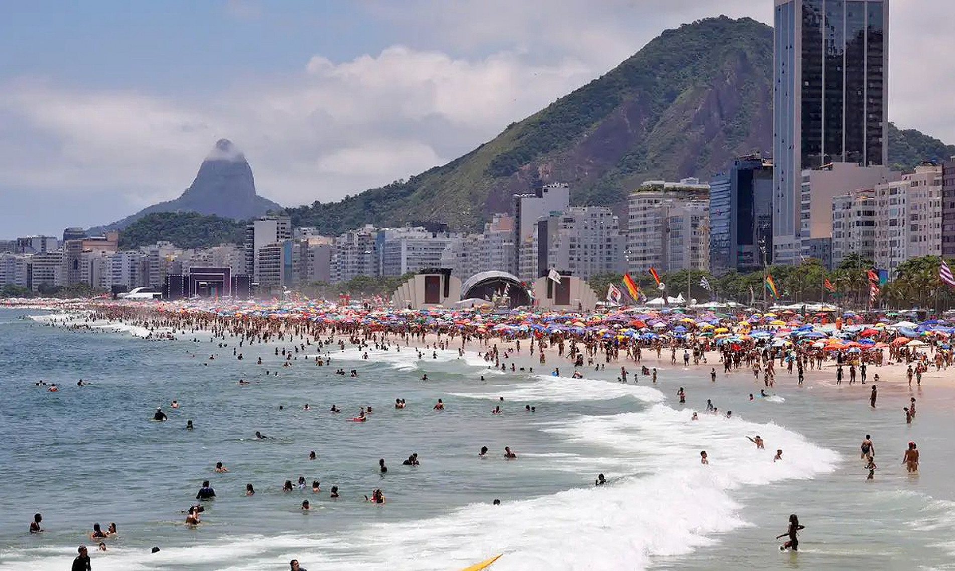 Praias urbanas do Rio ficaram lotadas de banhistas nos dias da virada do ano 