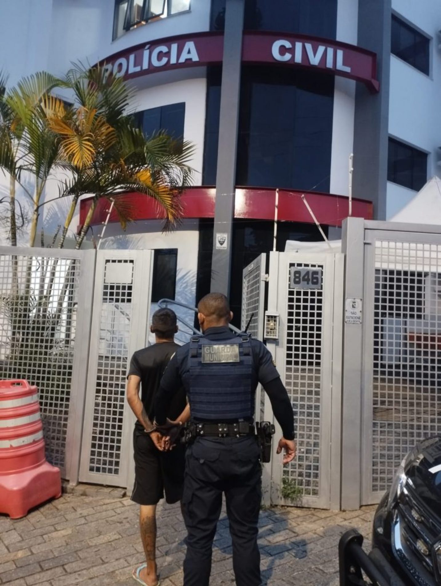 A mulher relatou ainda que o ex-companheiro tentou entrar na residência e chegou a amarrar o portão com um arame