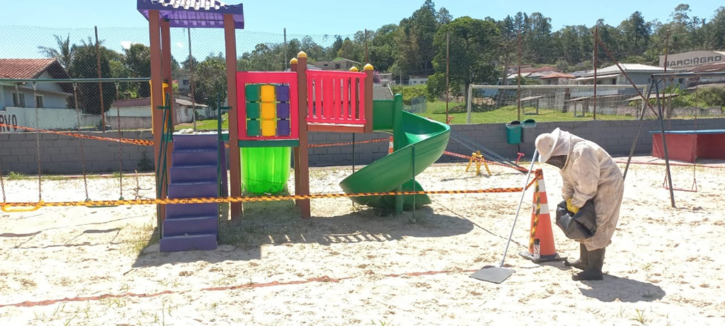 Apicultor especializado foi acionado para realizar o controle de vespas ou marimbondos próximos ao playground
