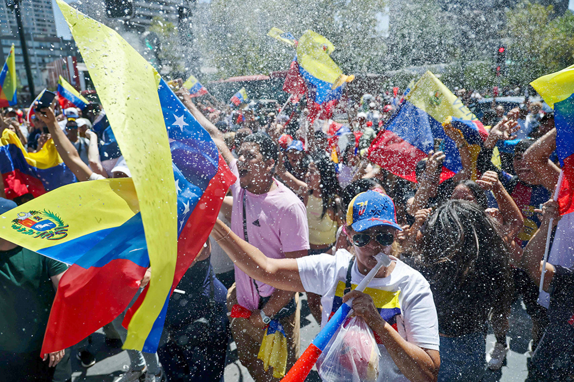 População foi à rua para comemorar deposição de Maduro
