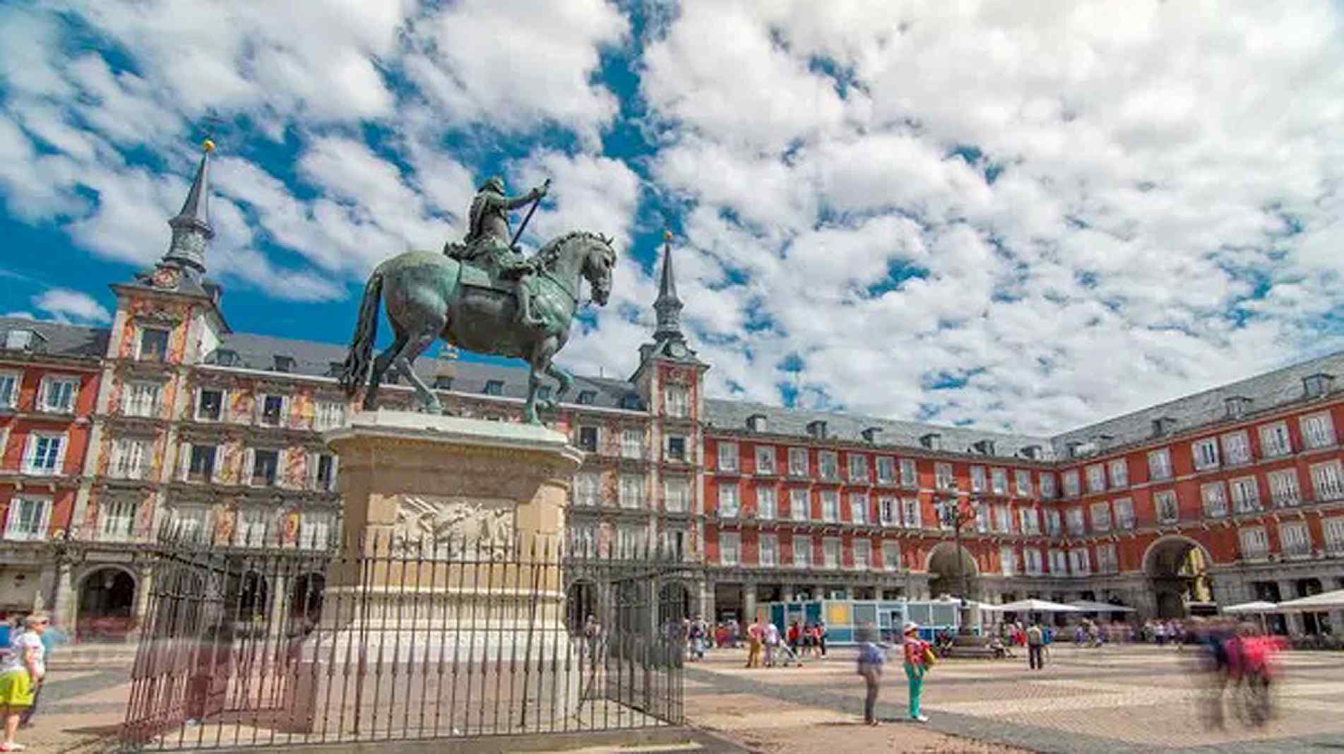 Na Plaza Mayor, artistas de rua, 
cores e risadas transformam a 
praça em um grande palco ao ar livre
