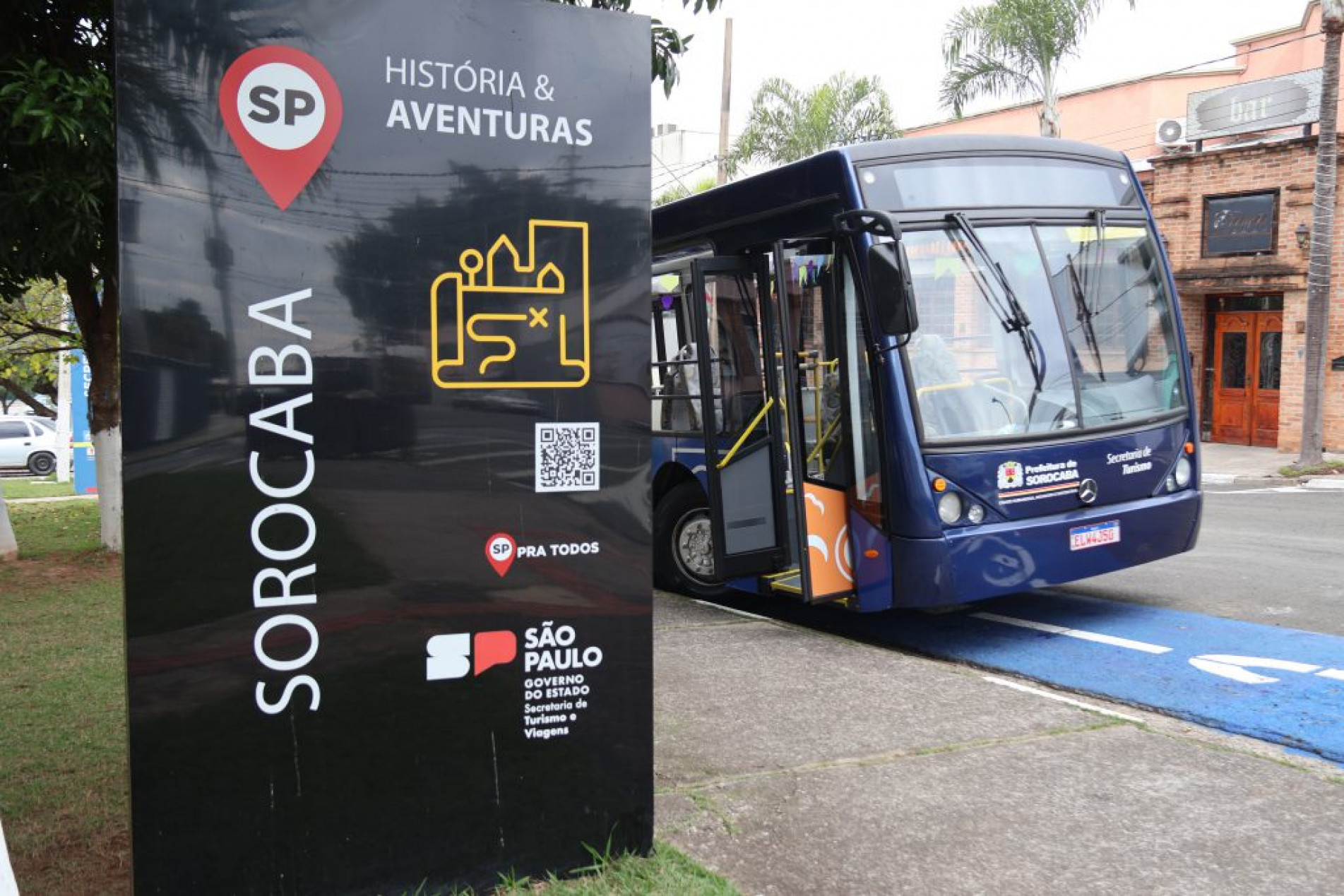 O transporte é realizado em ônibus disponibilizado pela City, empresa que opera o sistema de transporte público municipal