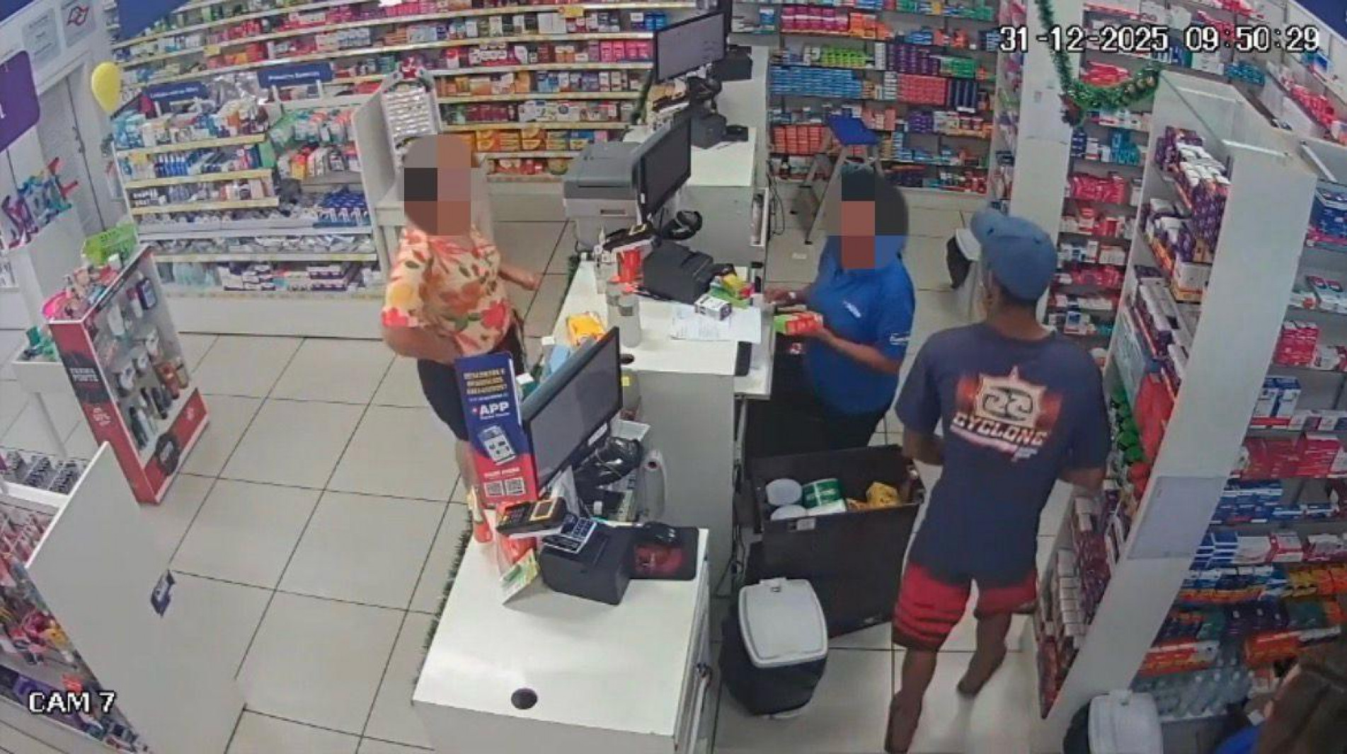 O suspeito que está à direita da foto pediu um medicamento e, aproveitando-se do momento, entrou na área do balcão e roubou R$ 237,39