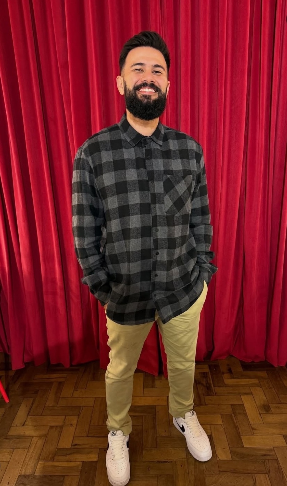 A apresentação tem formato de comédia stand-up, com classificação livre e proposta voltada para toda a família