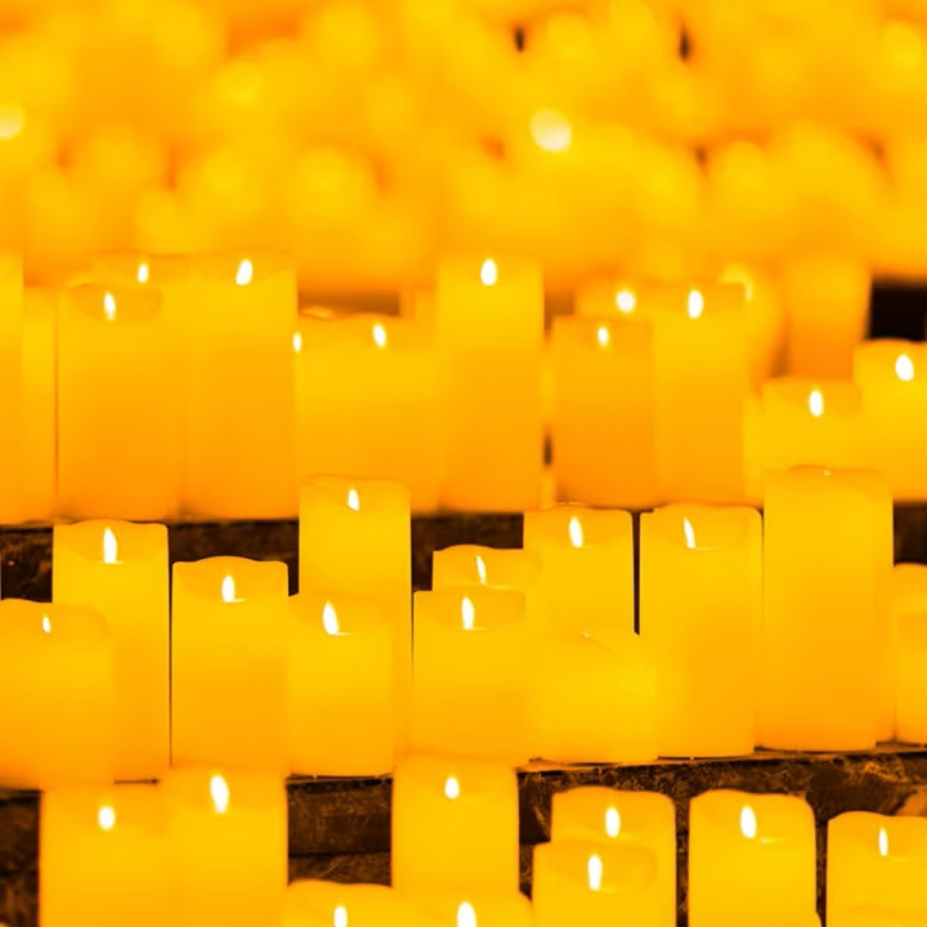 Duas sessões programadas ao longo da noite, ambas em ambiente iluminado por velas