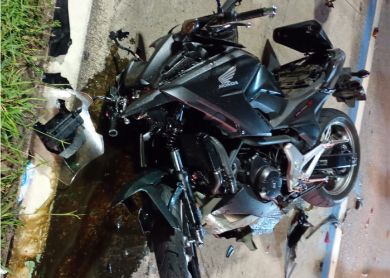 Motocicleta ficou destruida 