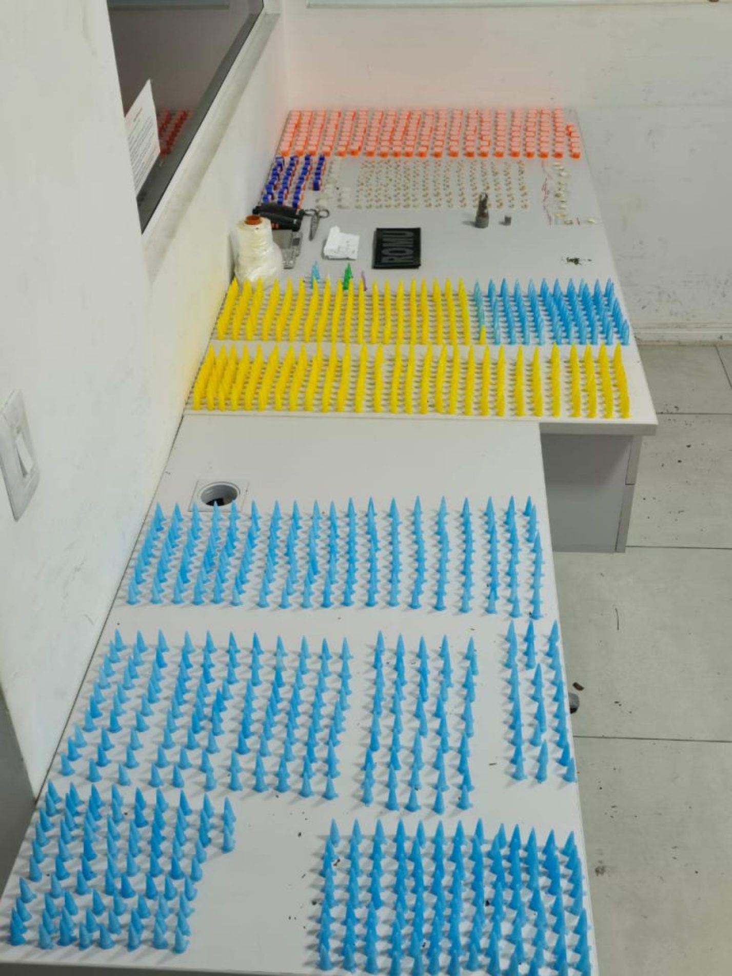 Os agentes encontraram 1.146 porções de cocaína, 402 de crack, 13 de ice, 11 de dry e duas de maconha