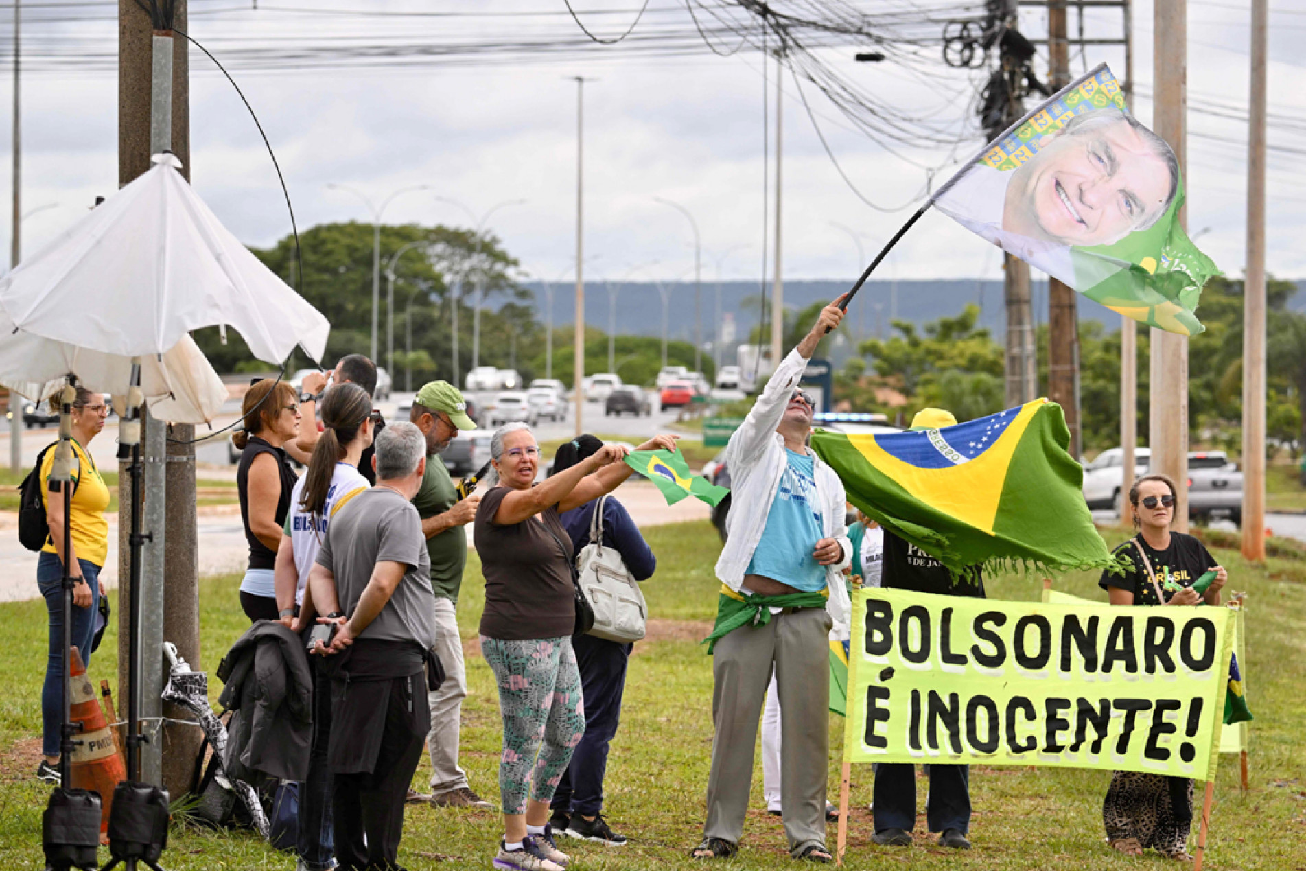 Apoiadores aguardaram em frente ao hospital 
