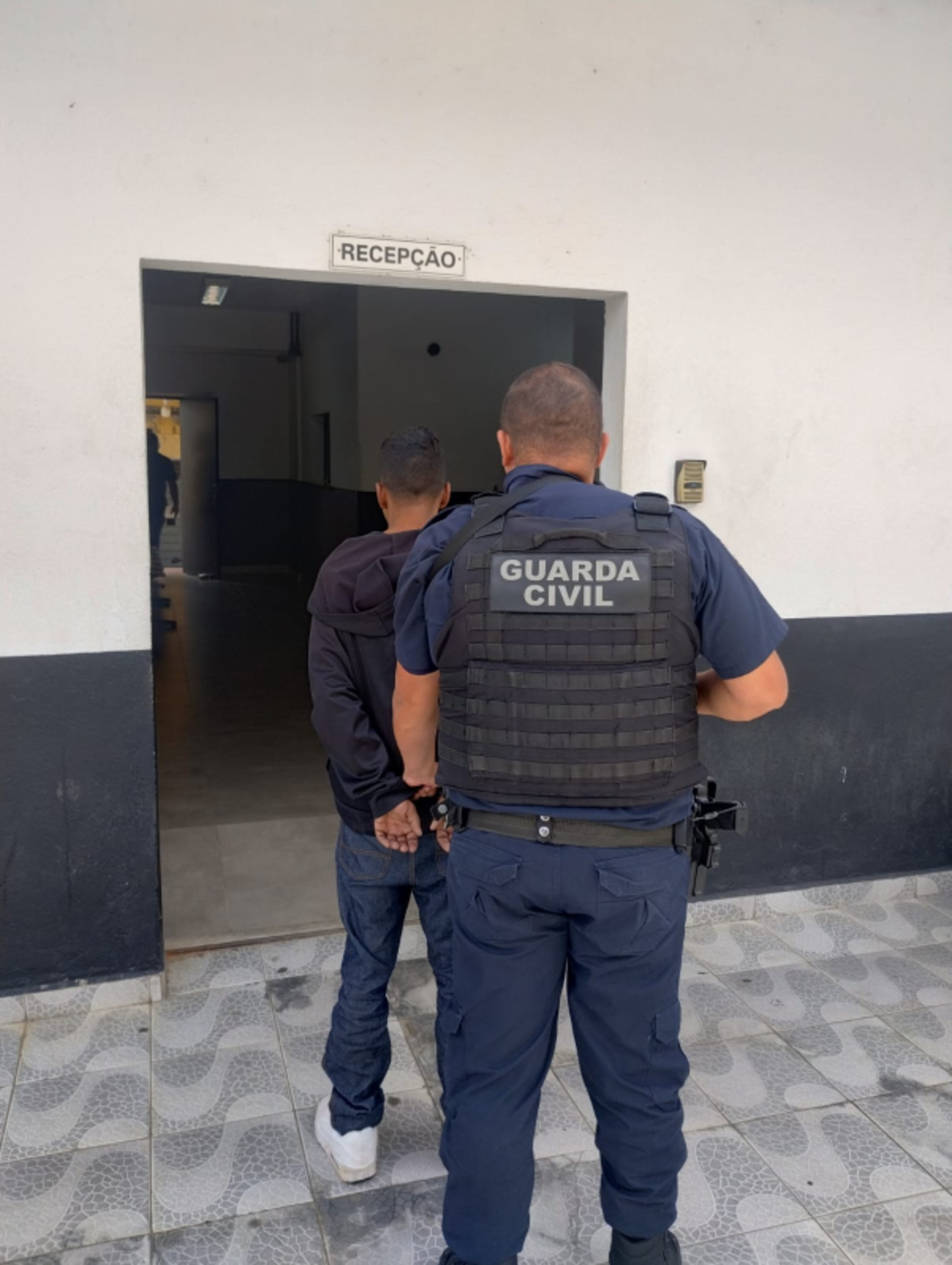 As autoridades policiais informaram que o indiv&iacute;duo j&aacute; possui antecedentes criminais relacionados a ass&eacute;dio e estupro