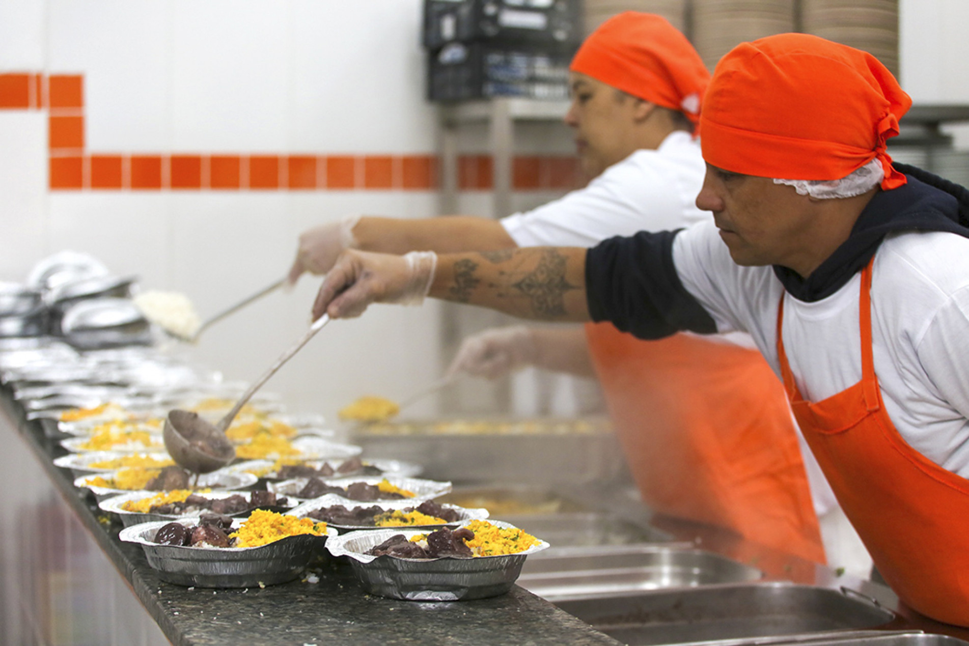 As refeições são balanceadas e oferecem além do arroz e do feijão, uma salada, uma proteína, uma fruta e uma bebida, ao preço simbólico de R$ 1,00
