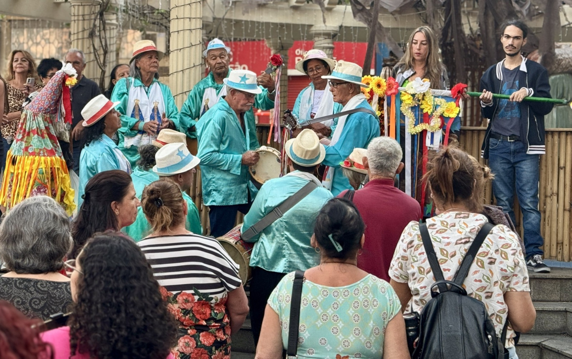 A Folia de Reis &eacute; uma manifesta&ccedil;&atilde;o popular de origem crist&atilde; que celebra a visita dos Reis Magos &mdash; Gaspar, Melchior e Baltazar &mdash; ao Menino Jesus