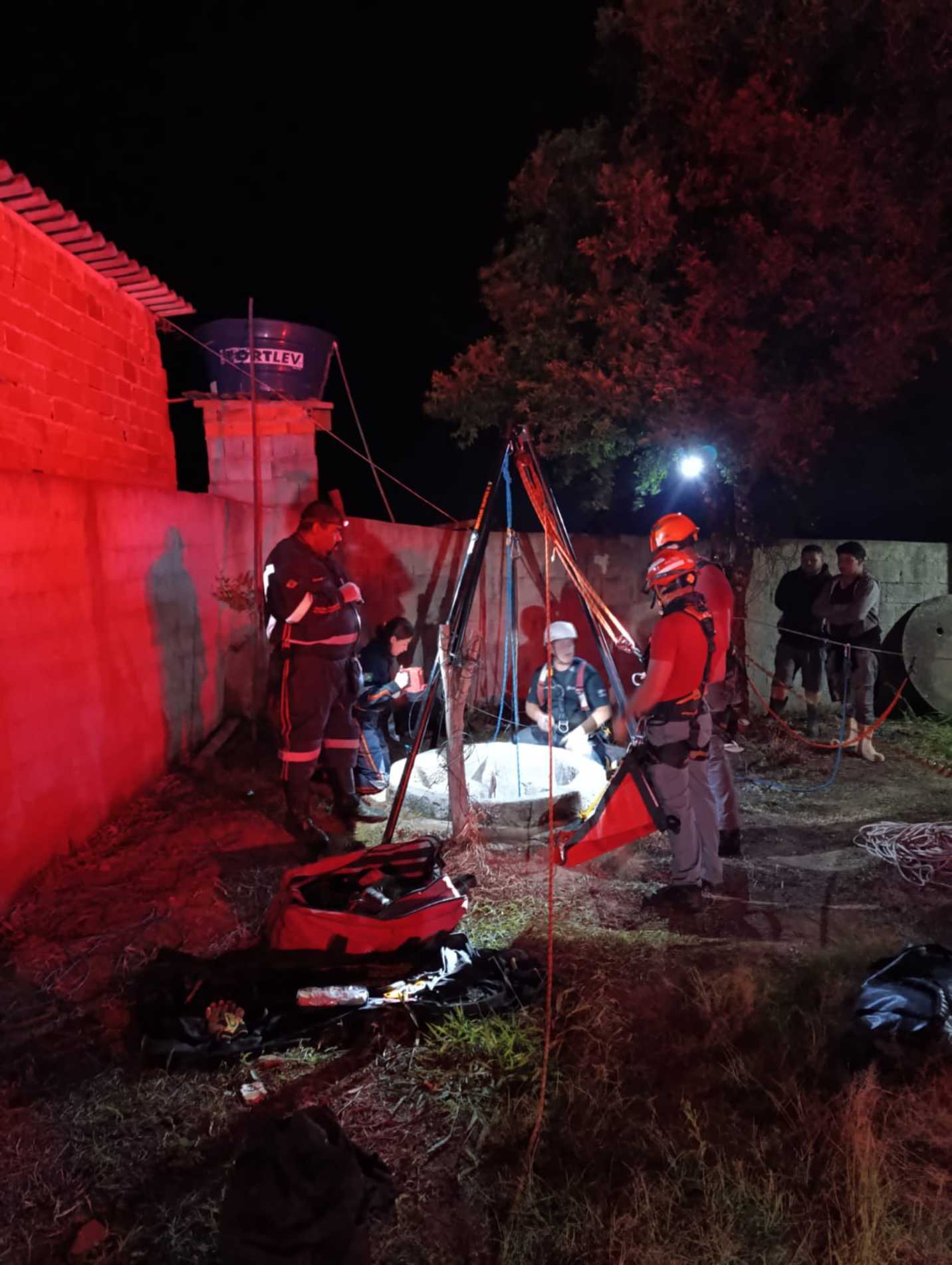 Vítima ficou no interior do poço por mais de uma hora