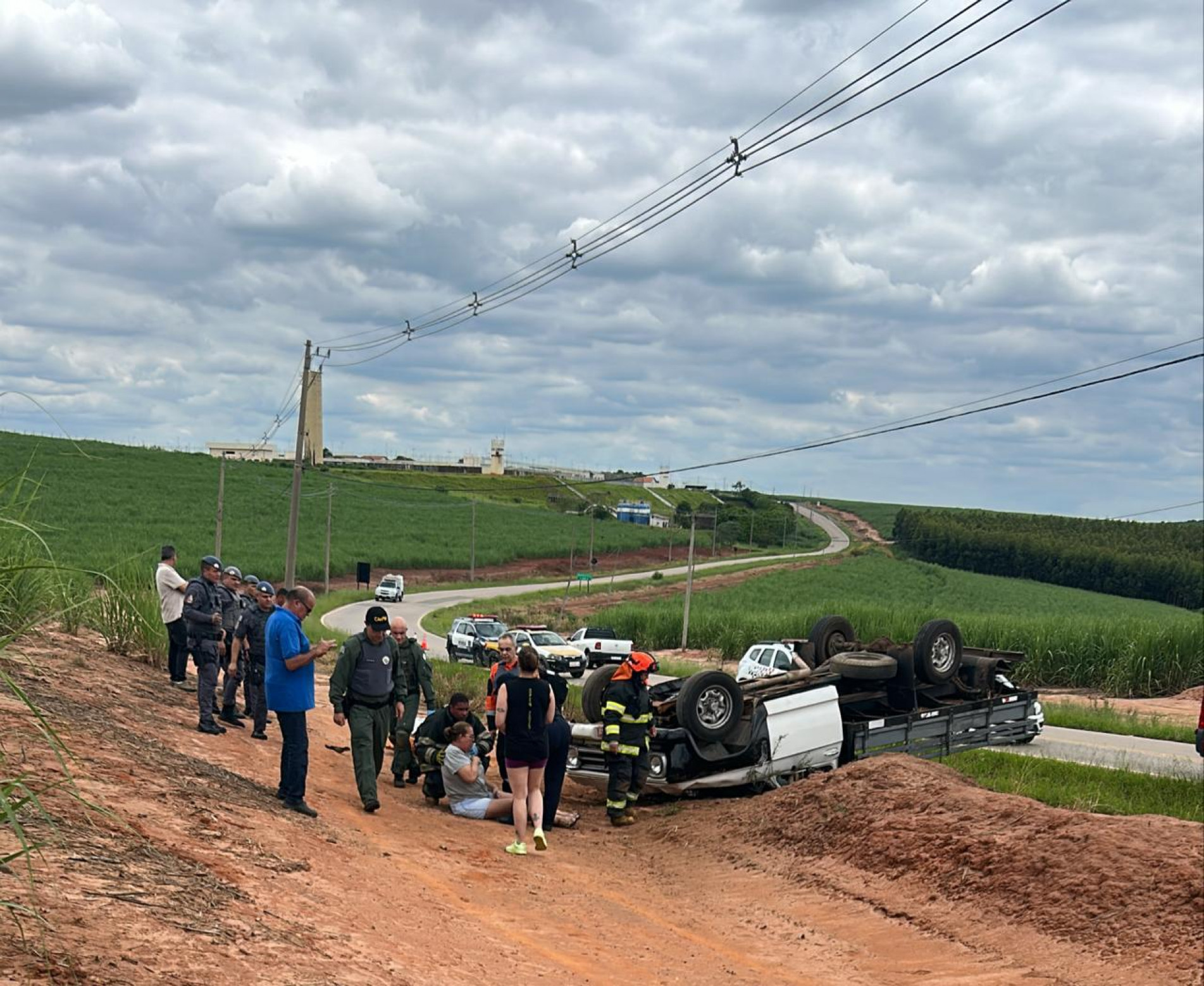 O Corpo de Bombeiros informou que a vítima ficou presa às ferragens e que o helicóptero Águia, da PM, foi mobilizado para o resgate.