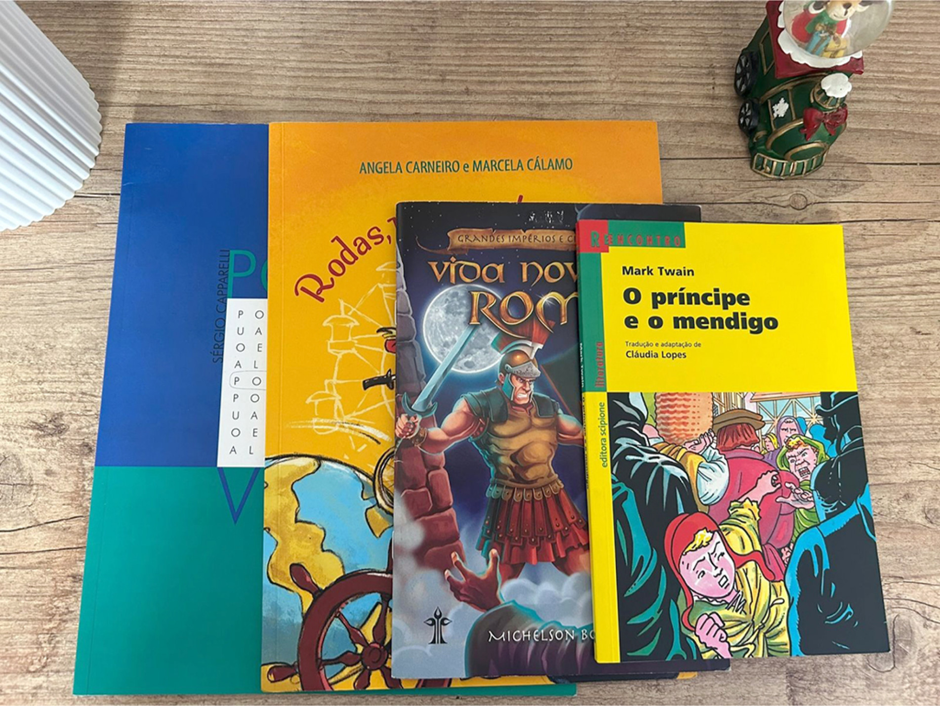 A negociação desses materiais acontece principalmente por meio de grupos 
de WhatsApp e Facebook direcionados às escolas ou comunidades locais
