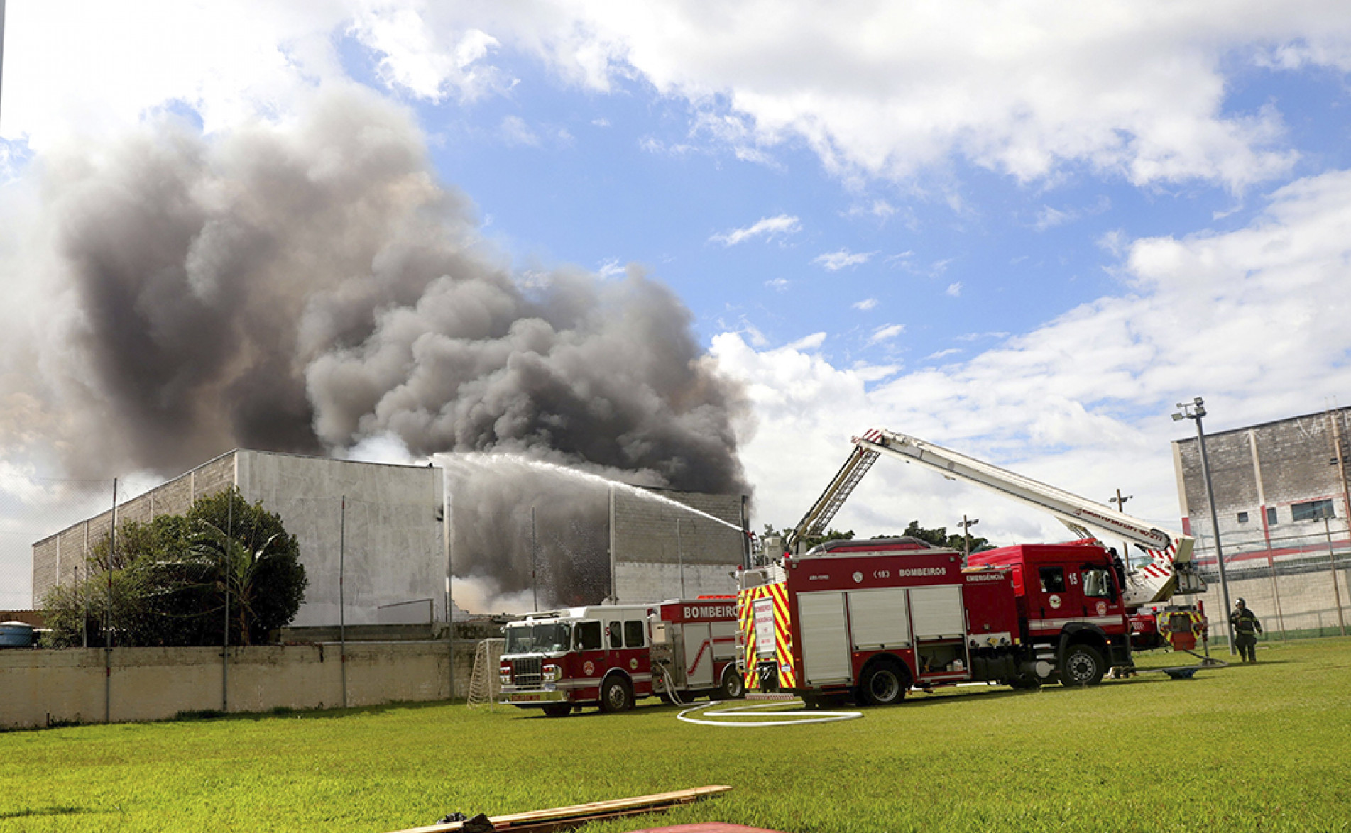 Bombeiros passam orientações para evitar danos e ferimentos
