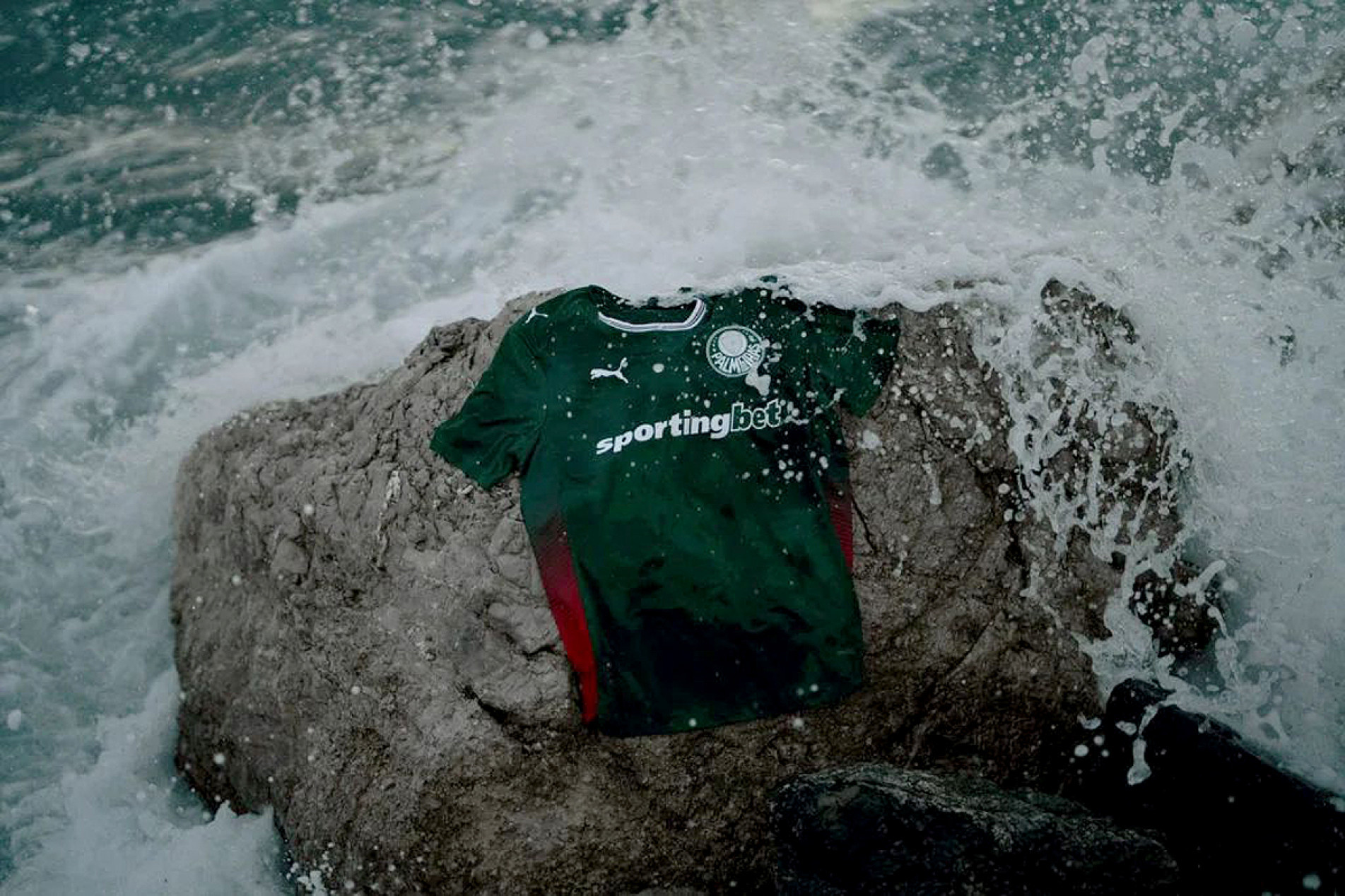 Camisa principal mantém o verde com faixas em vermelho
