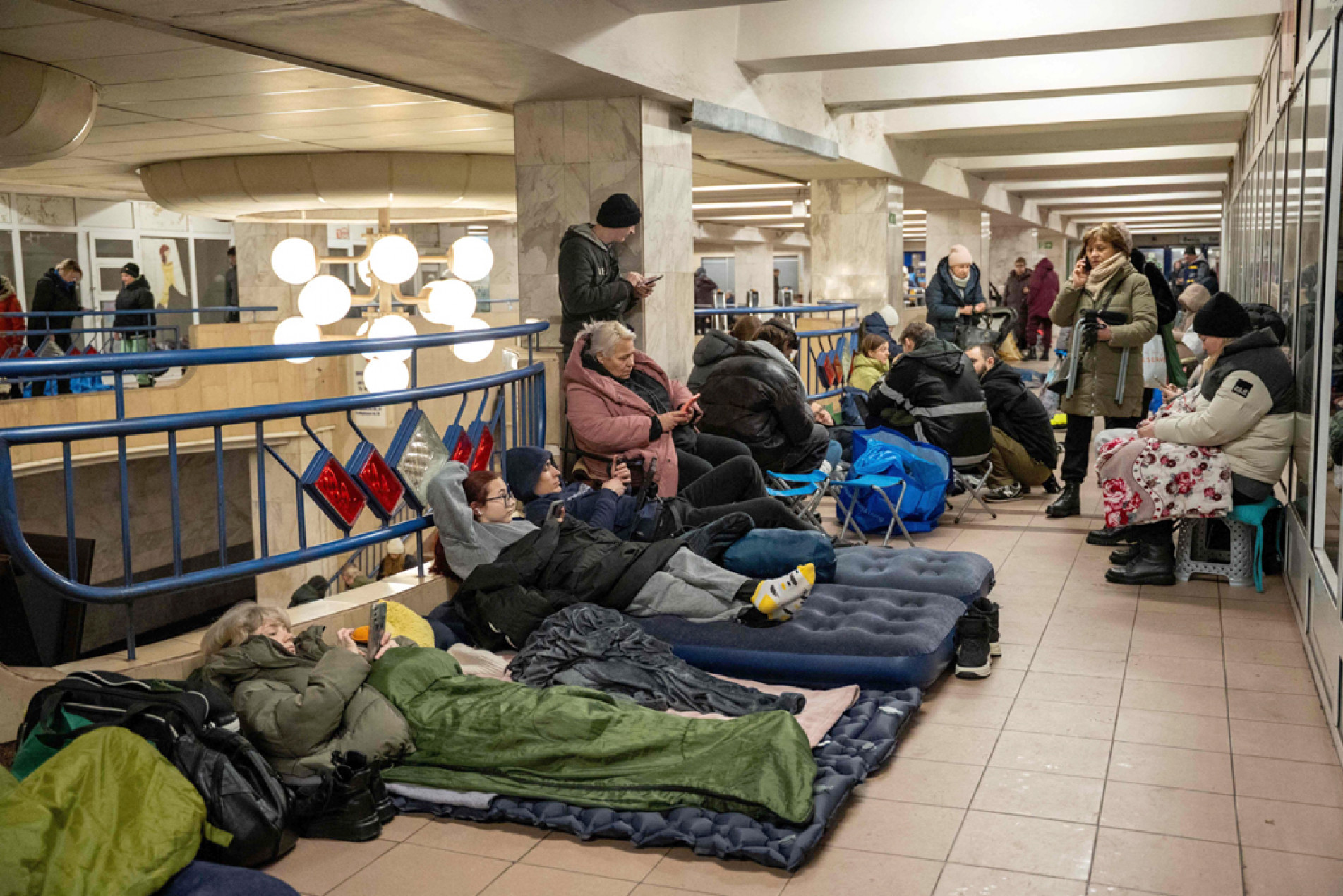 Ucranianos buscam estações de metrô para se proteger
