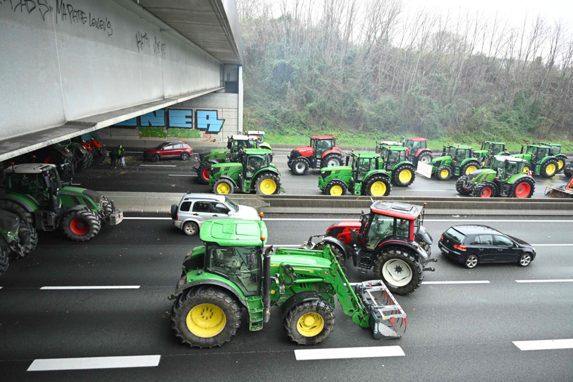 Agricultores franceses fizeram protesto em rodovias contra o tratado