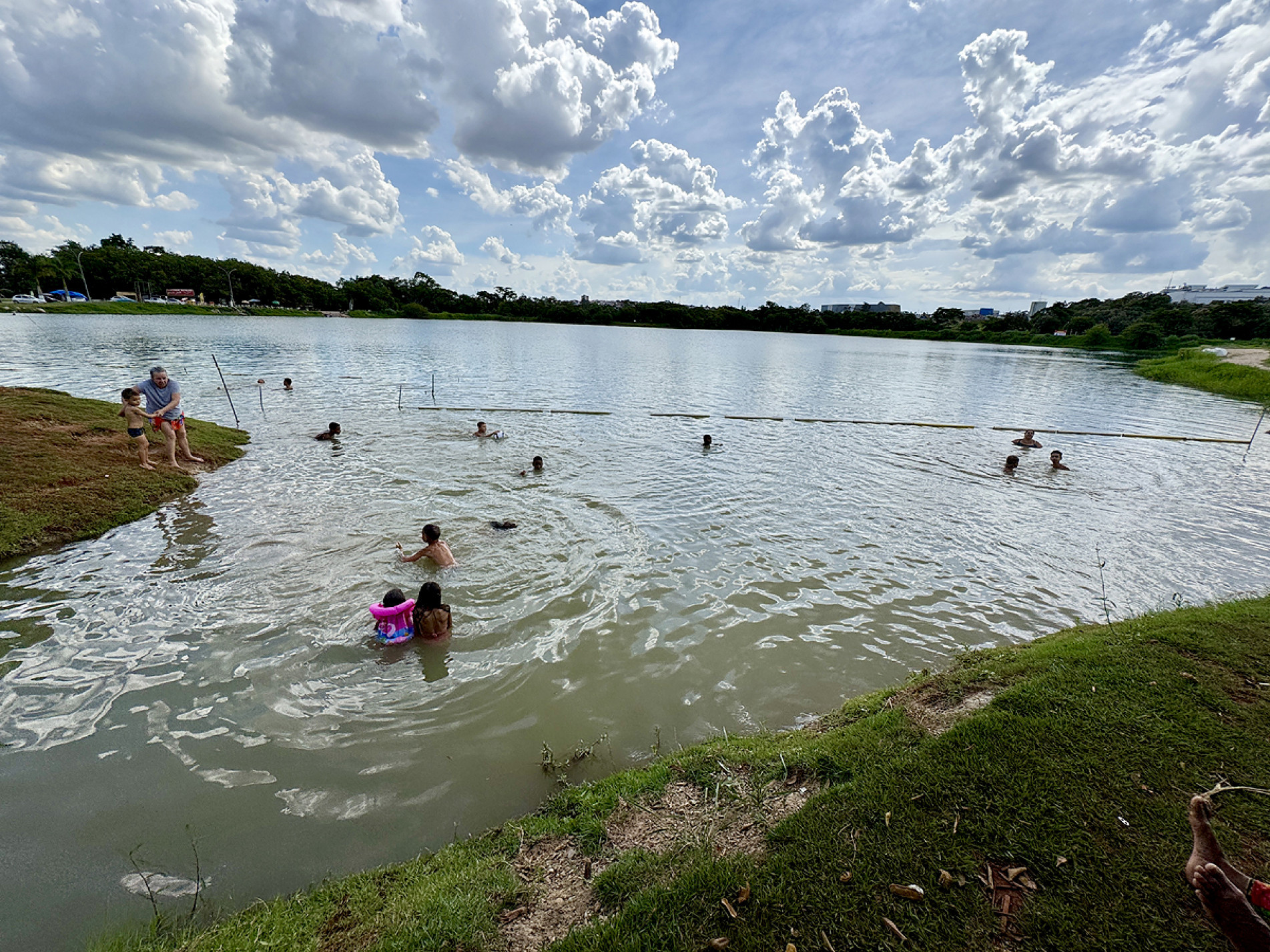 Guarda-vidas reforçam a segurança de famílias no Parque Porto das Águas 

