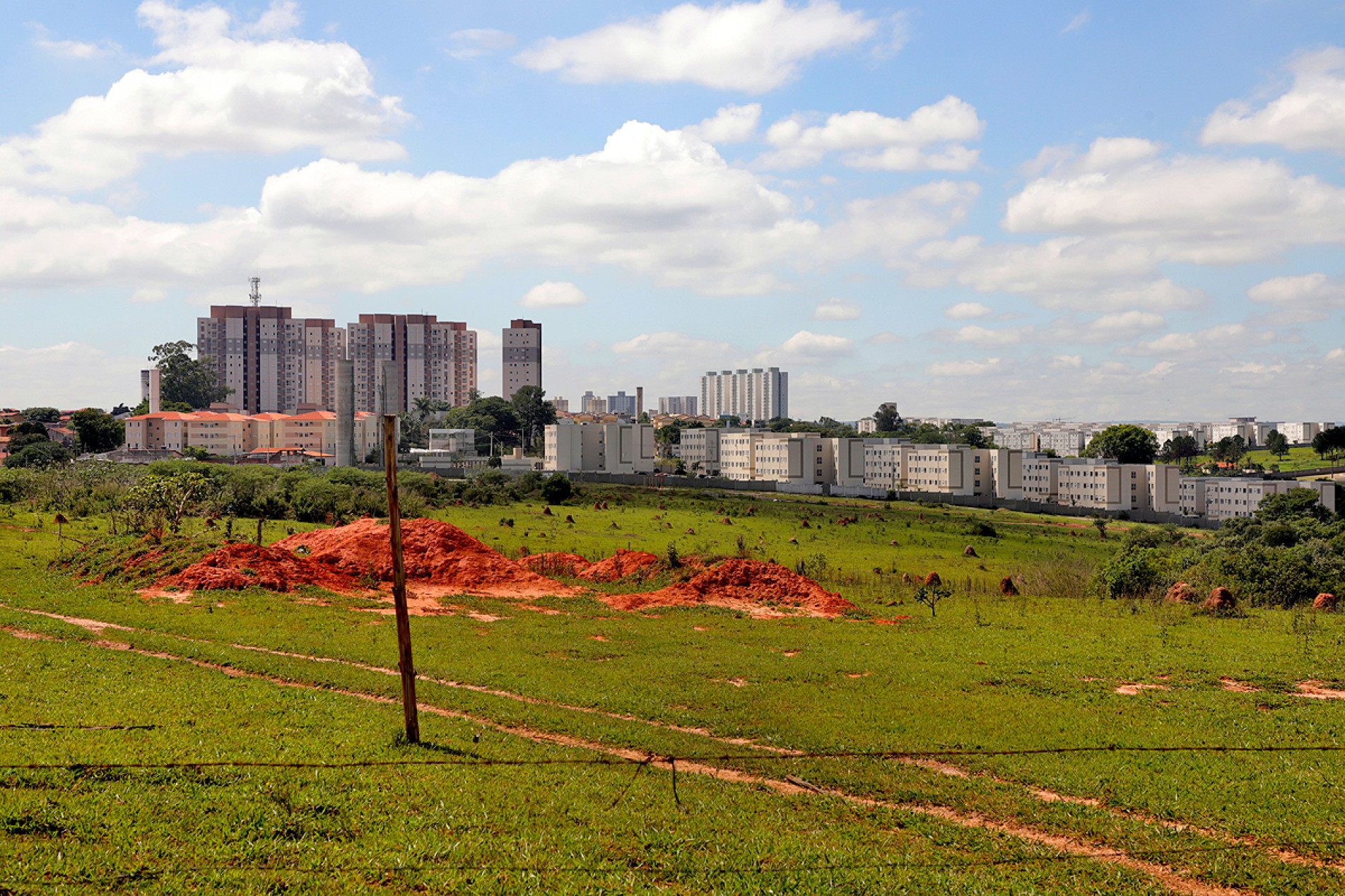 Bordas urbanas avançam para espaços que vão sendo desocupados pelas atividades rurais
