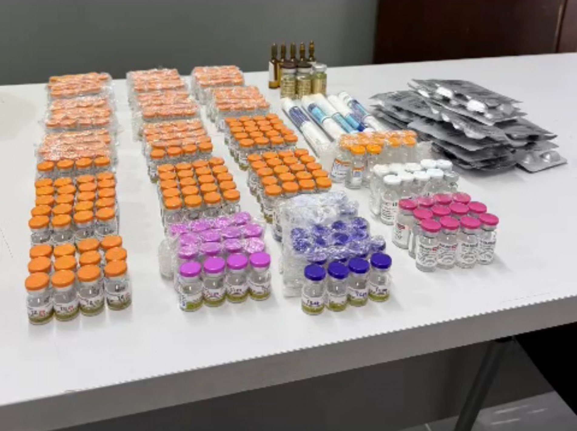 Foram encontrados dezenas de frascos de medicamentos proibidos
