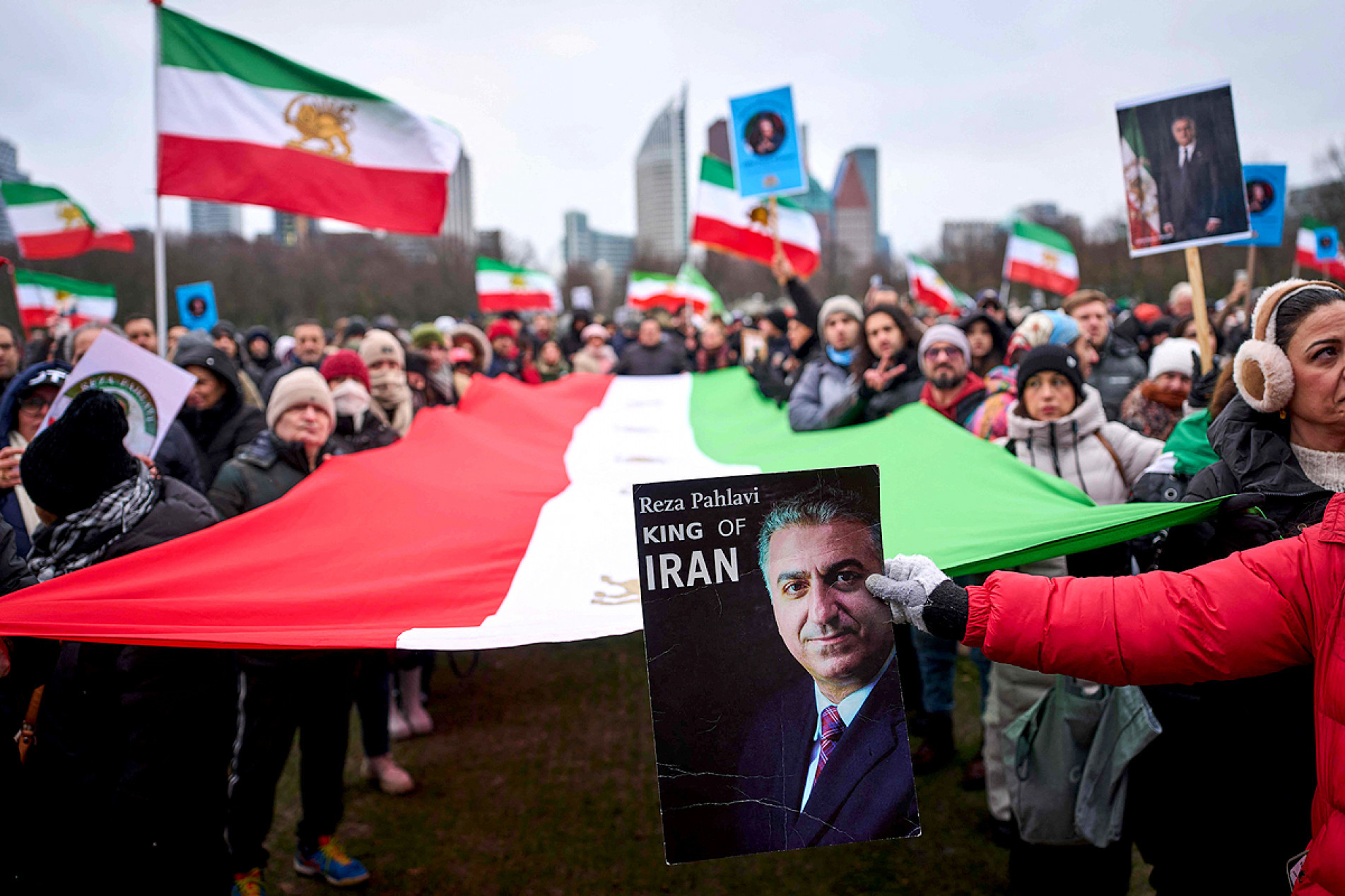 Apoiadores de Reza Pahlavi, filho do xá deposto, foram às ruas na Holanda