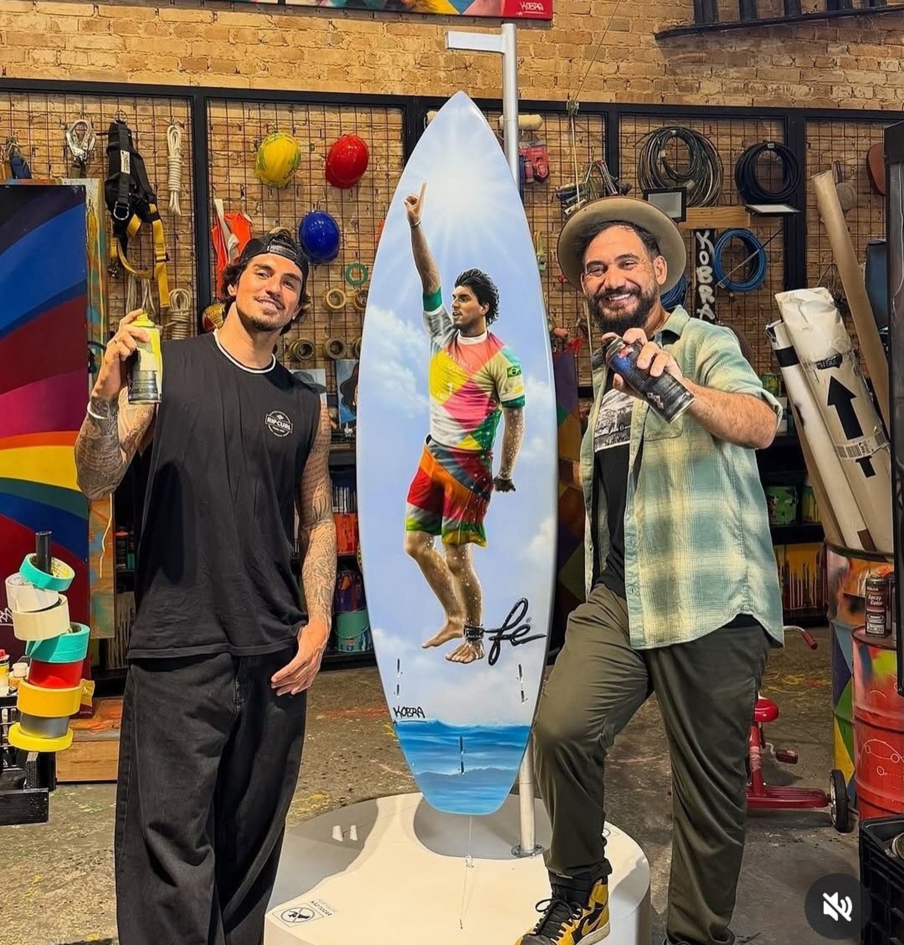 Gabriel Medina e o artista Eduardo Kobra
