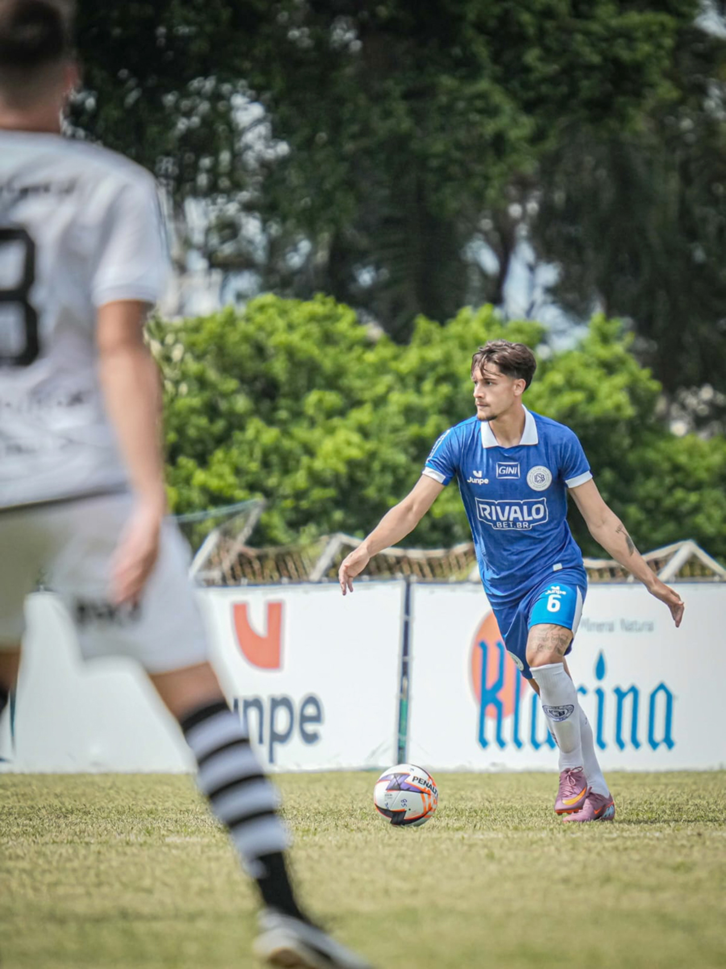 Lateral-esquerdo Barretos chegou a acertar a trave do adversário: falta de efetividade ofensiva e pênalti são determinantes para o resultado negativo
