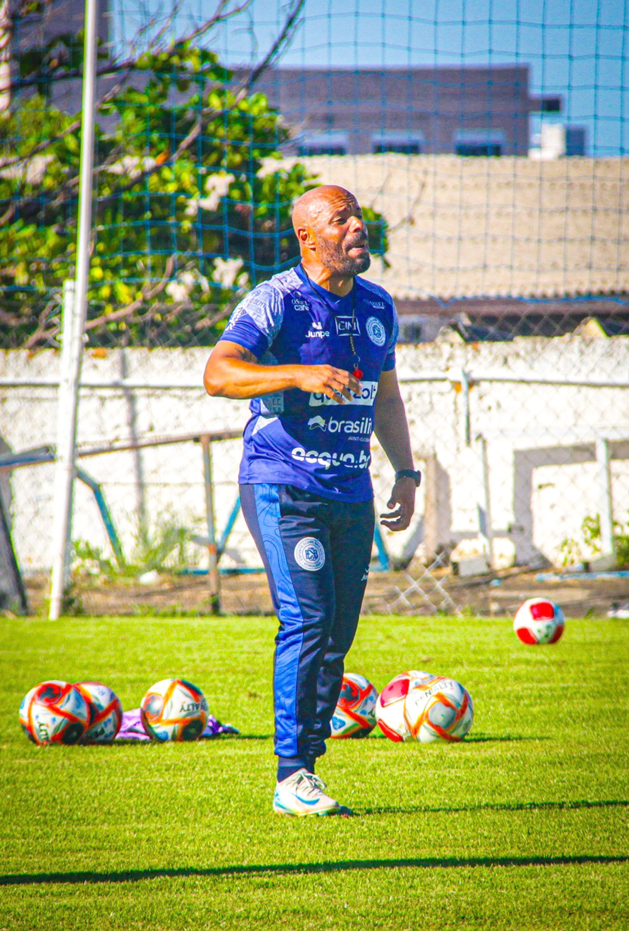 Técnico Fabiano Carneiro mantém princípios táticos e pensa em alternativas para ausência do meia Lucas Nathan
