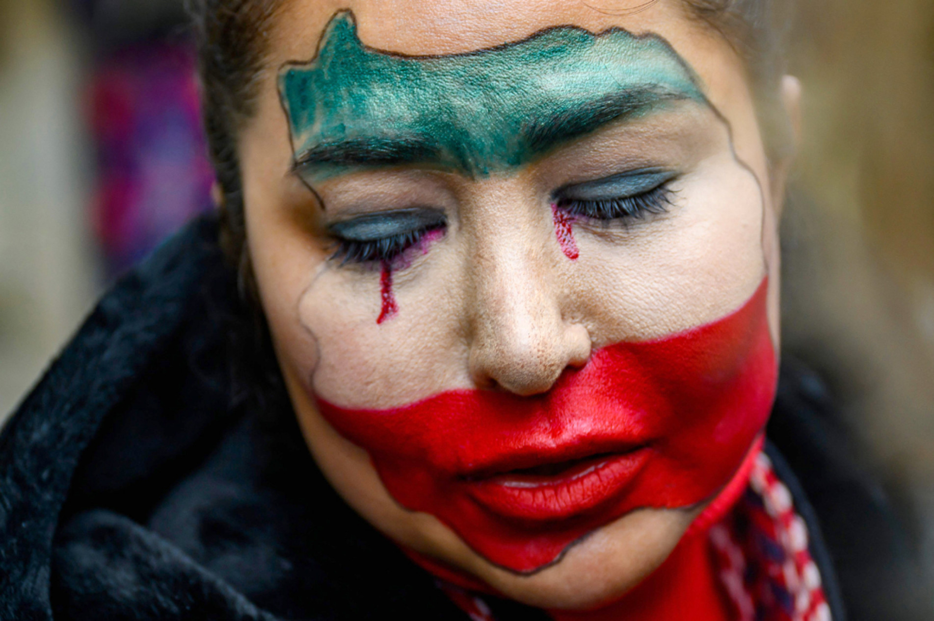 Manifestante, na Turquia, lamentou a repressão no Irã
