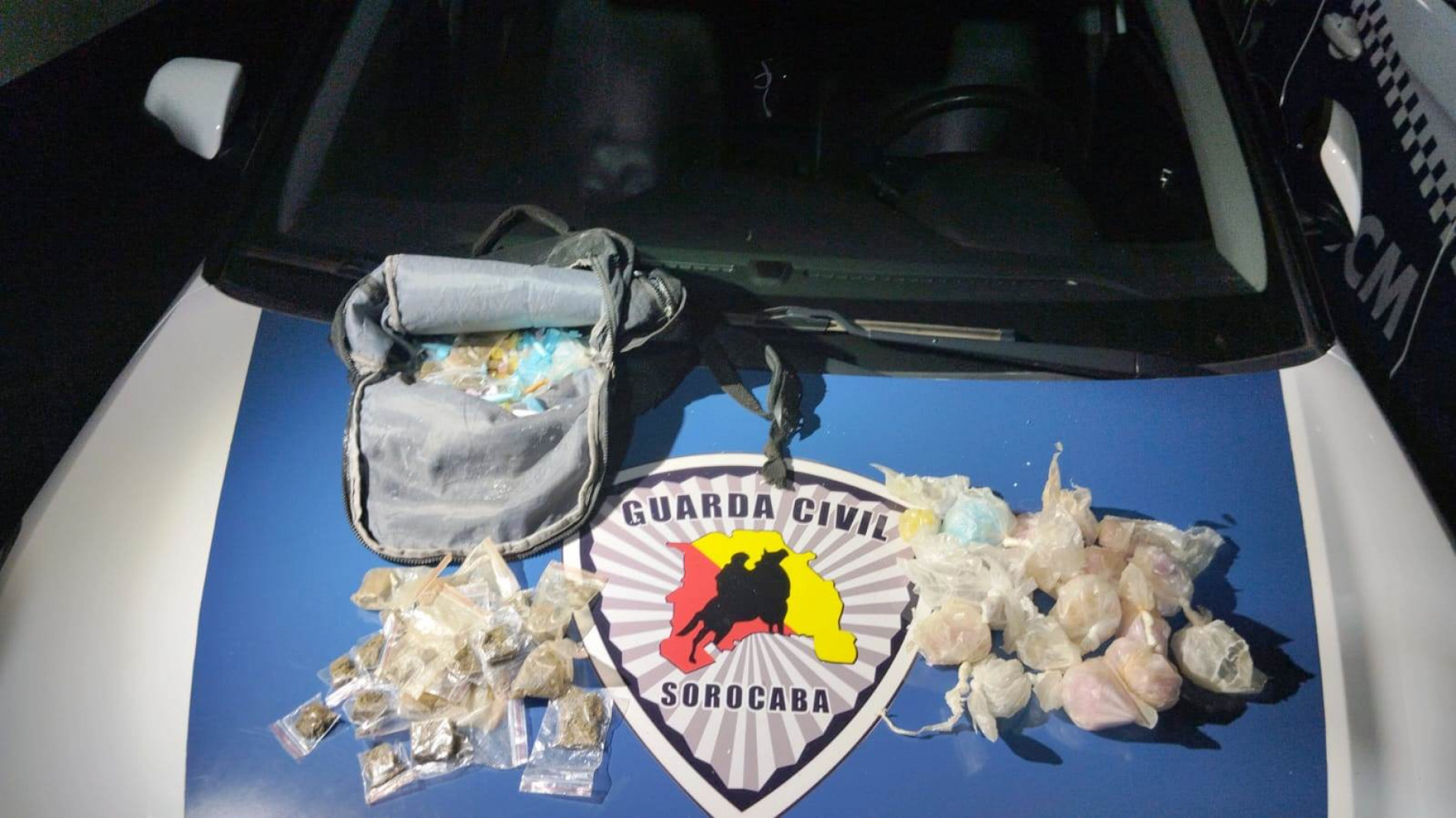 Ao todo foram apreendidas 500 porções de drogas