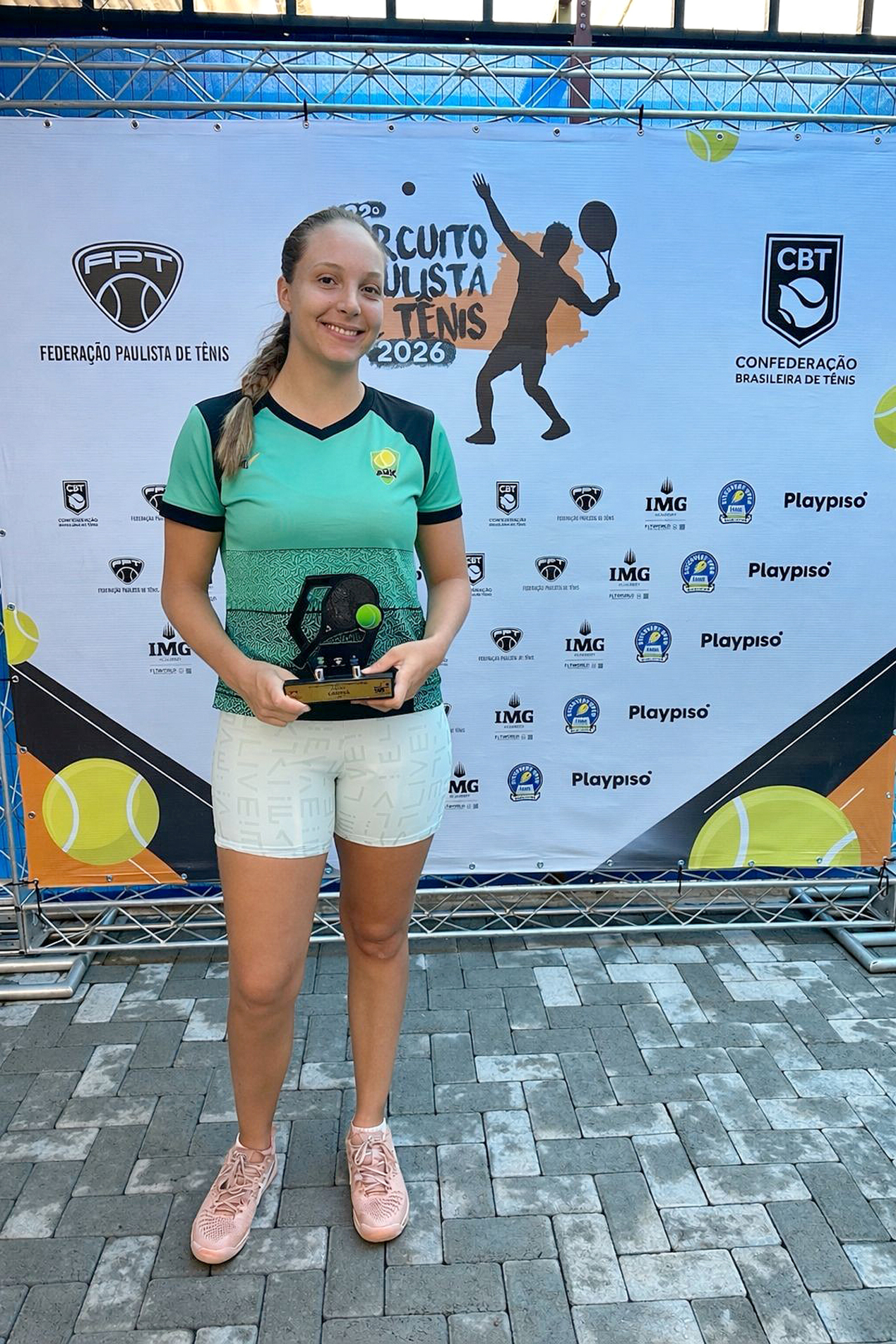 Tenista sorocabana vence torneio da categoria 18 anos
