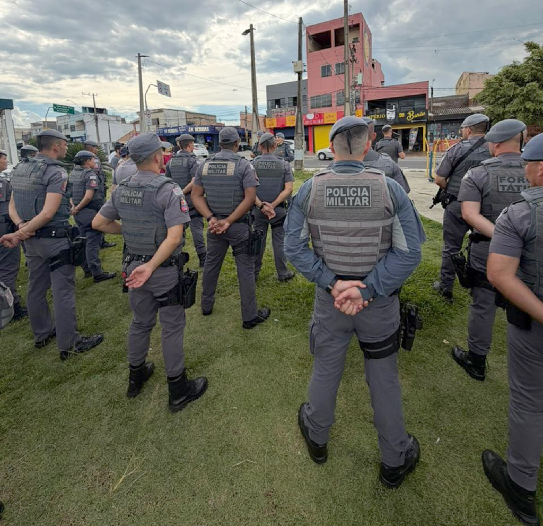 Ação do 55º Batalhão reforça policiamento na zona oeste: fiscalizações, abordagens e cumprimento de mandados fazem parte da estratégia para reduzir roubos e outros crimes
