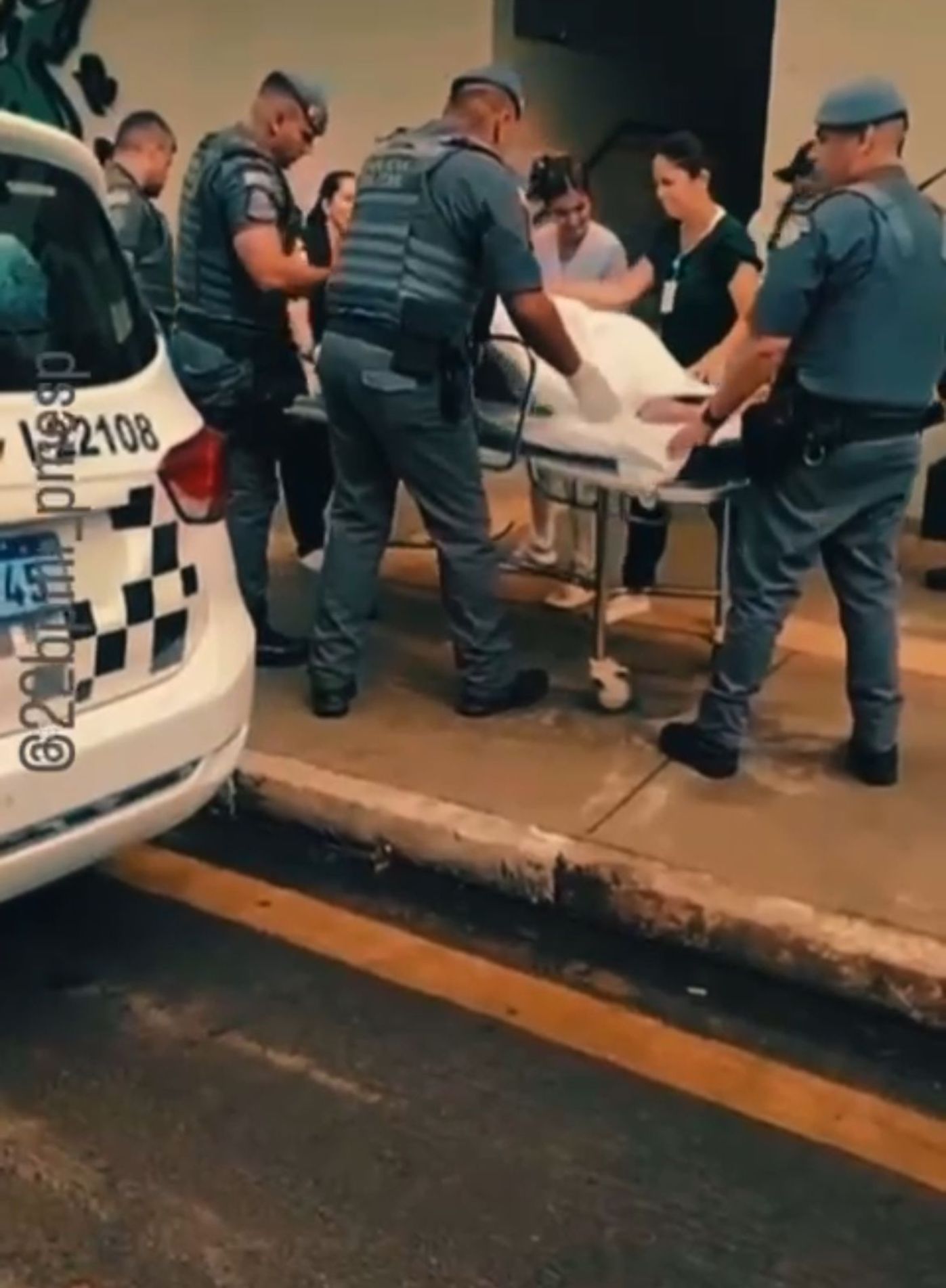  O bebê nasceu dentro da viatura policial, em frente à unidade hospitalar