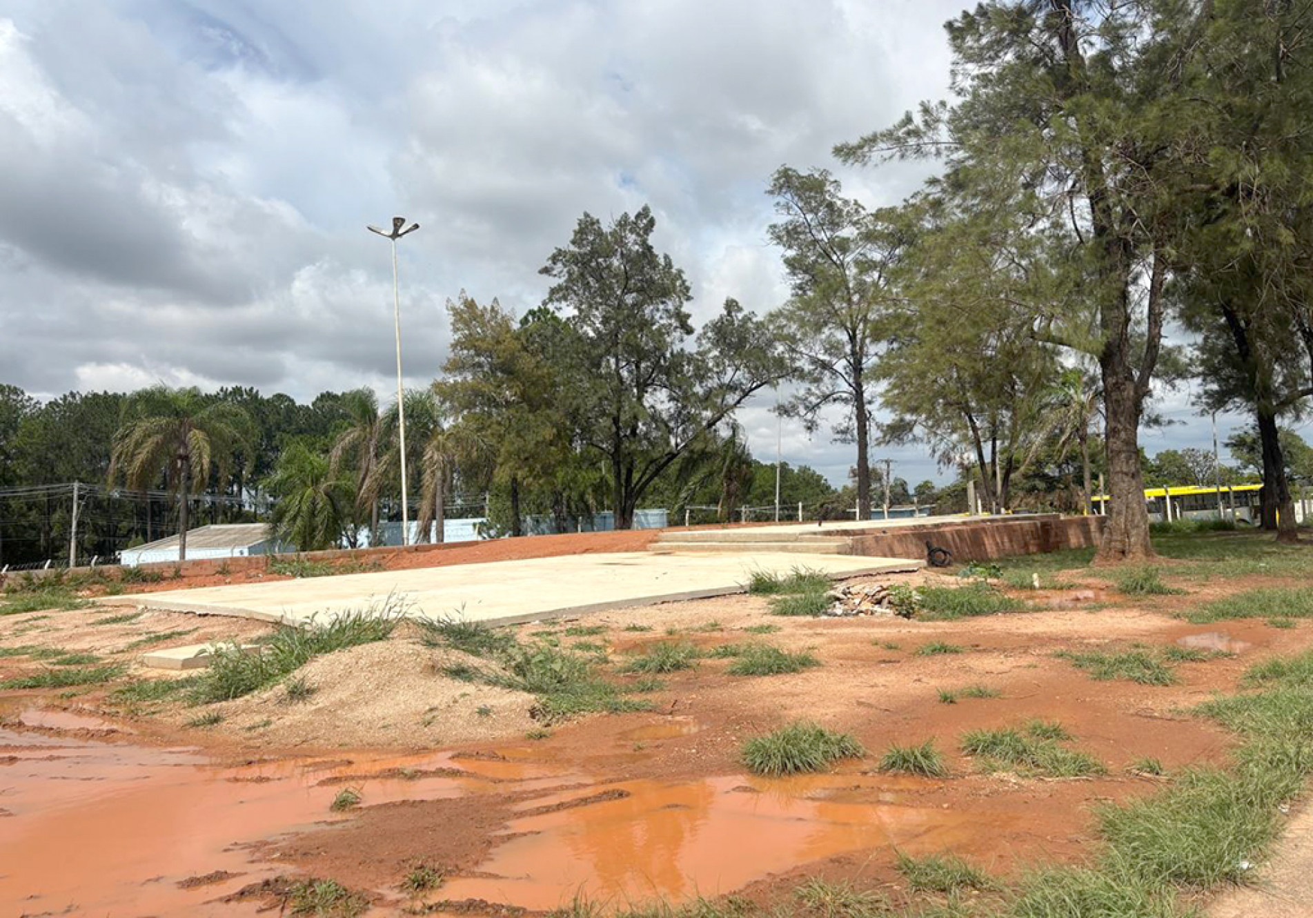 Obra teve início, mas foi interrompida após a construção do alicerce: custo estimado em R$ 1,6 milhão
