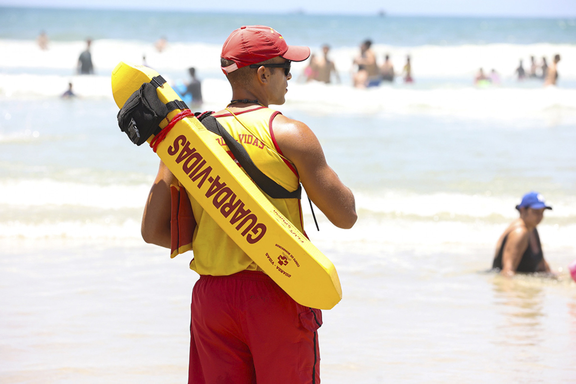 Órgão reforça importância de respeitar placas, evitar álcool e seguir orientações dos guarda-vidas

