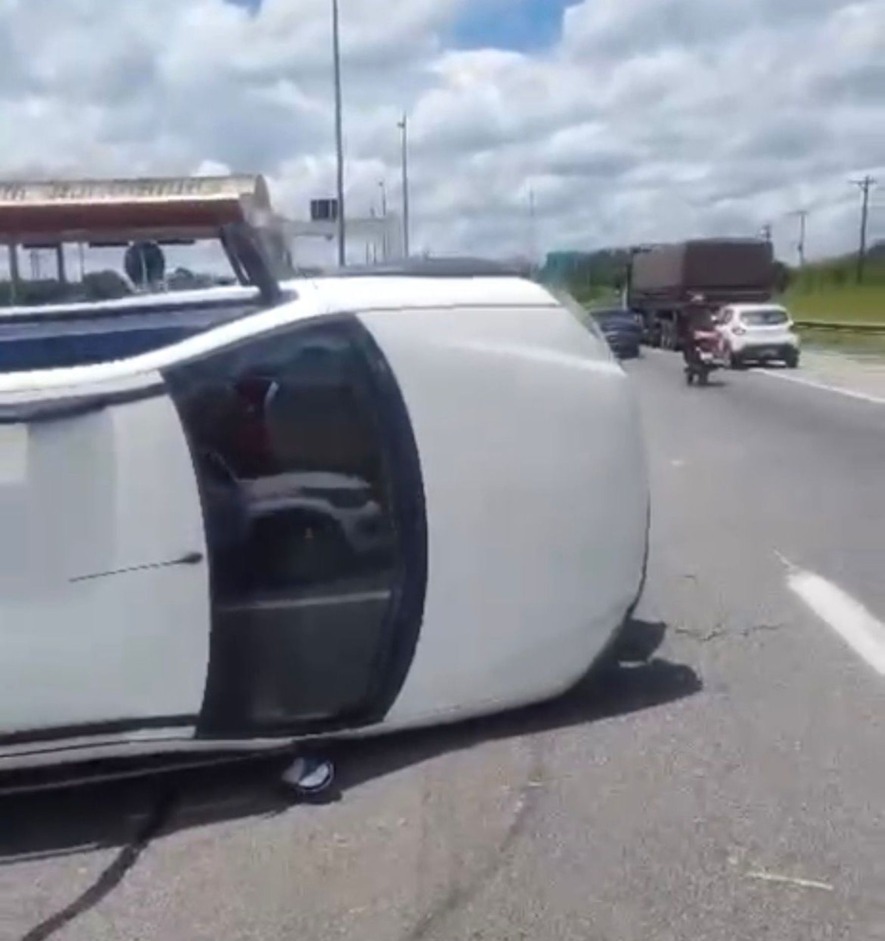 Colisão traseira envolve uma carreta e um veículo utilitário