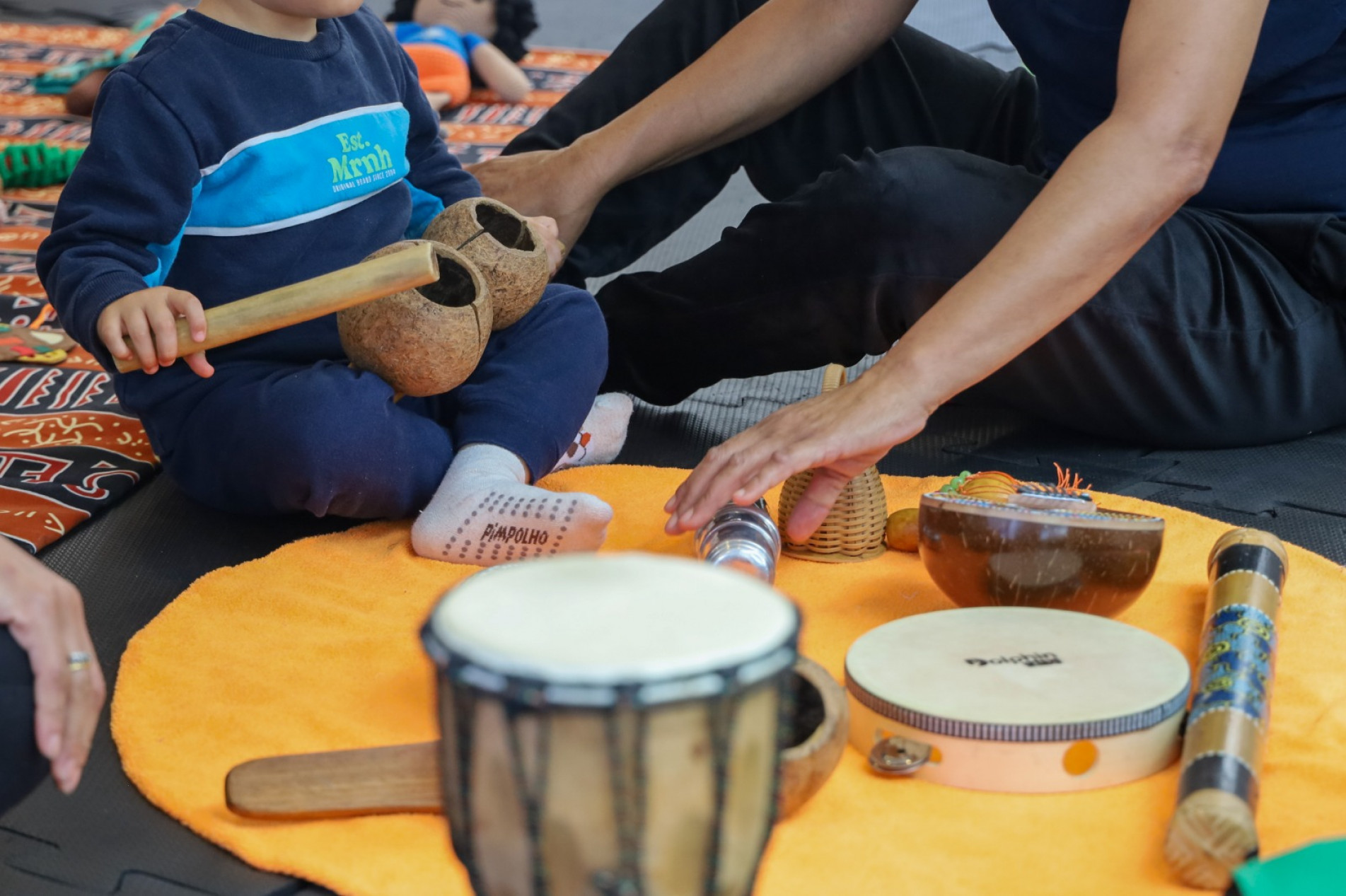 Ação utiliza instrumentos afro-percussivos convencionais e não convencionais 