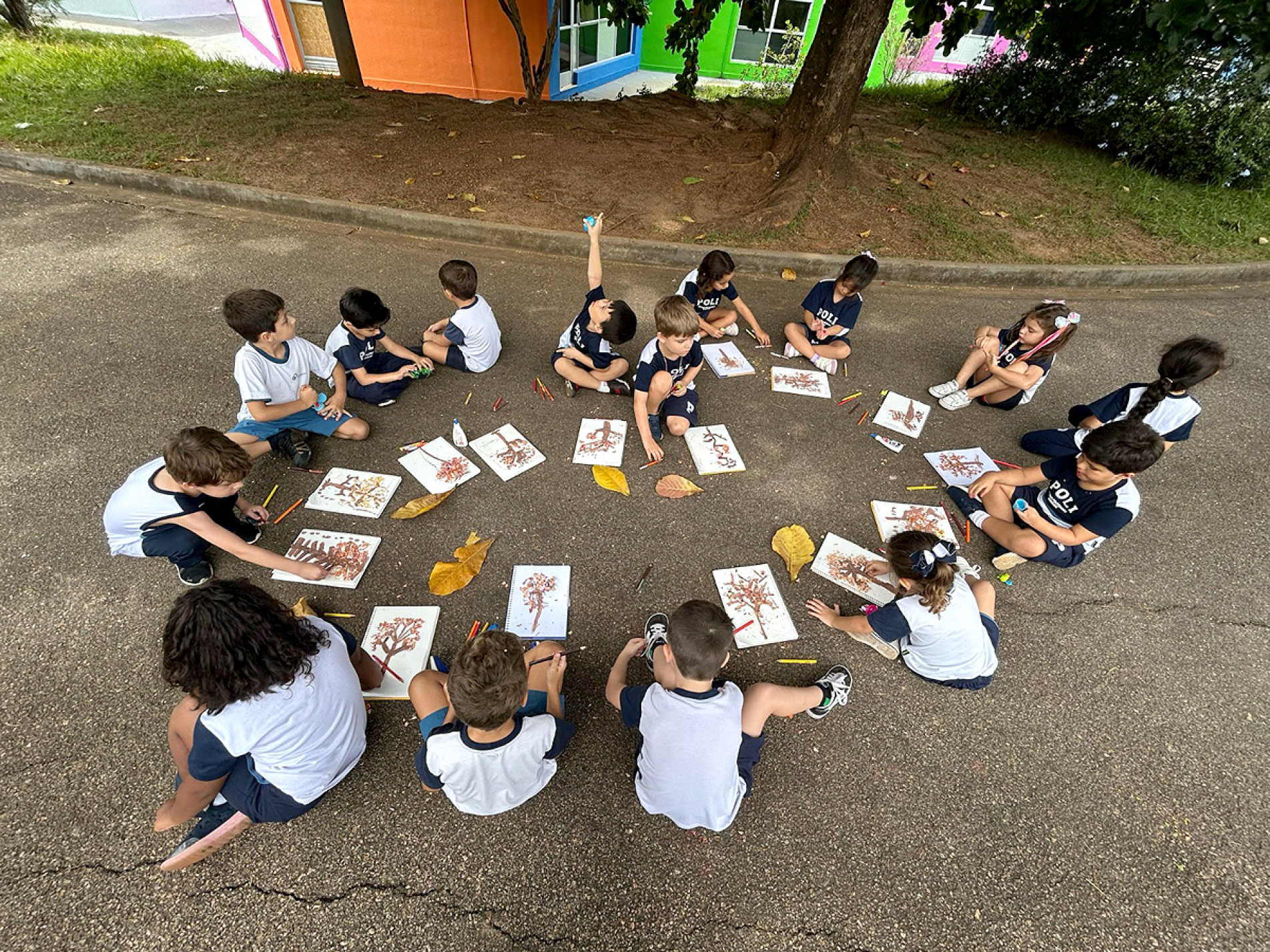 Brincadeiras ao ar livre transformam os espaços externos em ambientes de aprendizagem