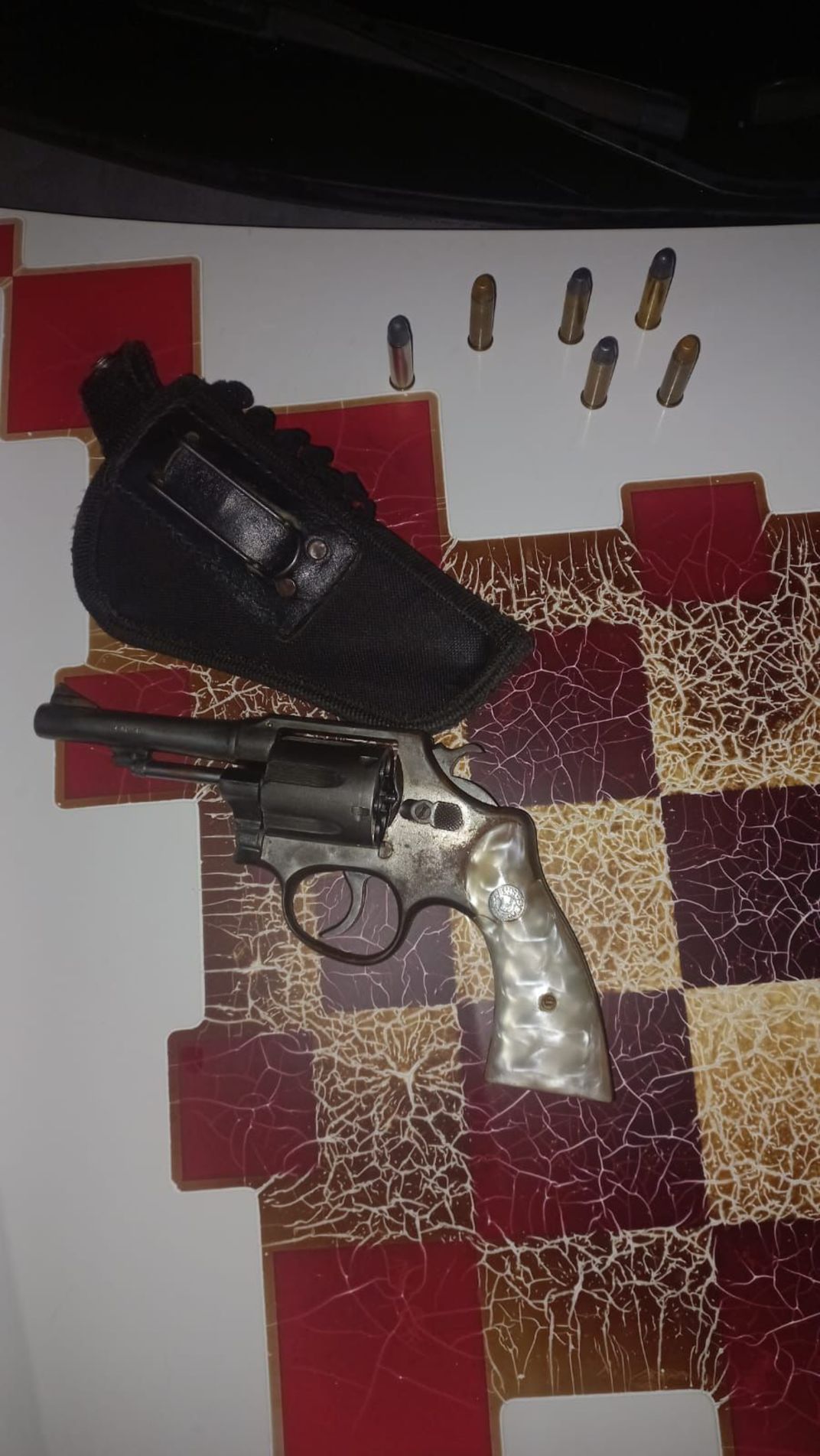 A Polícia Militar prendeu um homem por porte ilegal de arma de fogo, descumprimento de medida protetiva, ameaça e violência doméstica