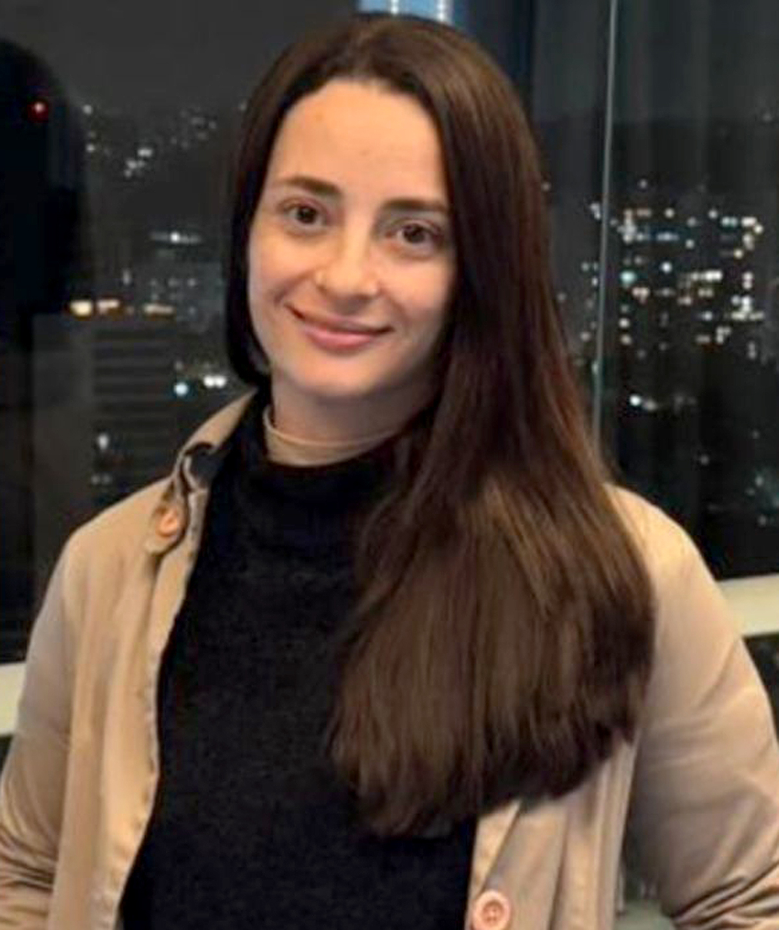 Layla namora um dos
líderes da facção
